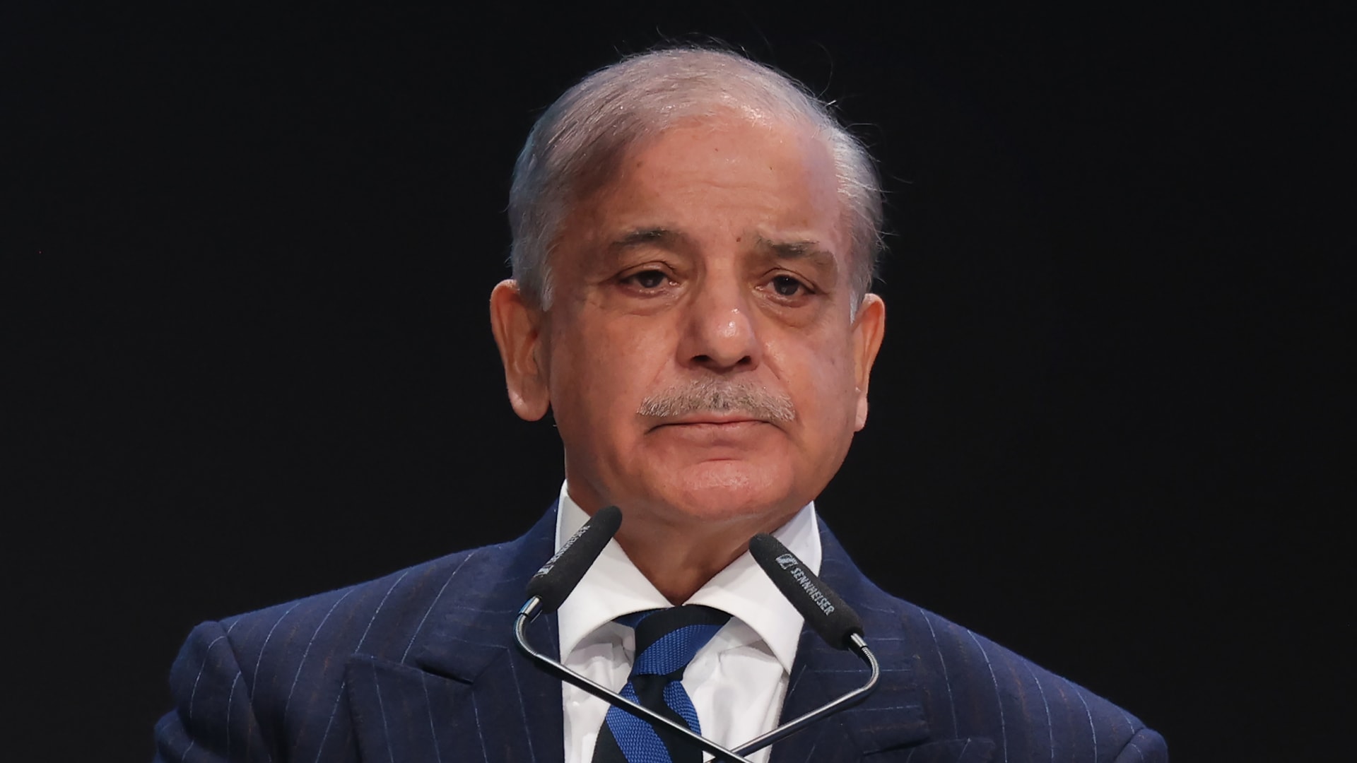 رئيس وزراء باكستان يشيد بجهود ترامب "الحكيمة" بشأن هدنة لبنان