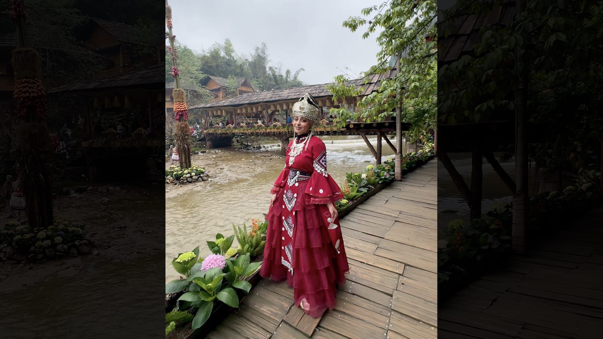 بحرينية تتألق بزي فيتنامي مُهيب وسط جبال قرية "كات كات"