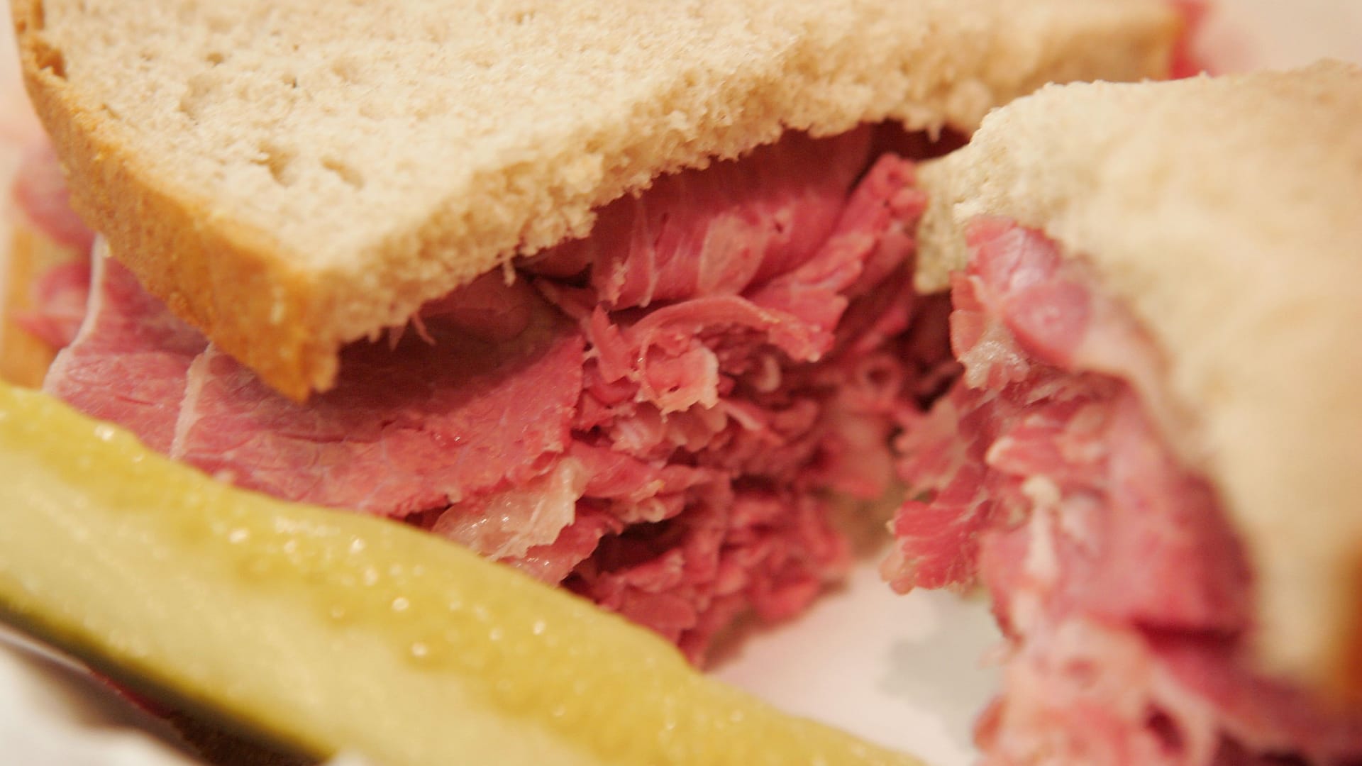 هذا النوع من الطعام يزيد من شيخوخة جسمك وبشرتك..بماذا تستبدله؟