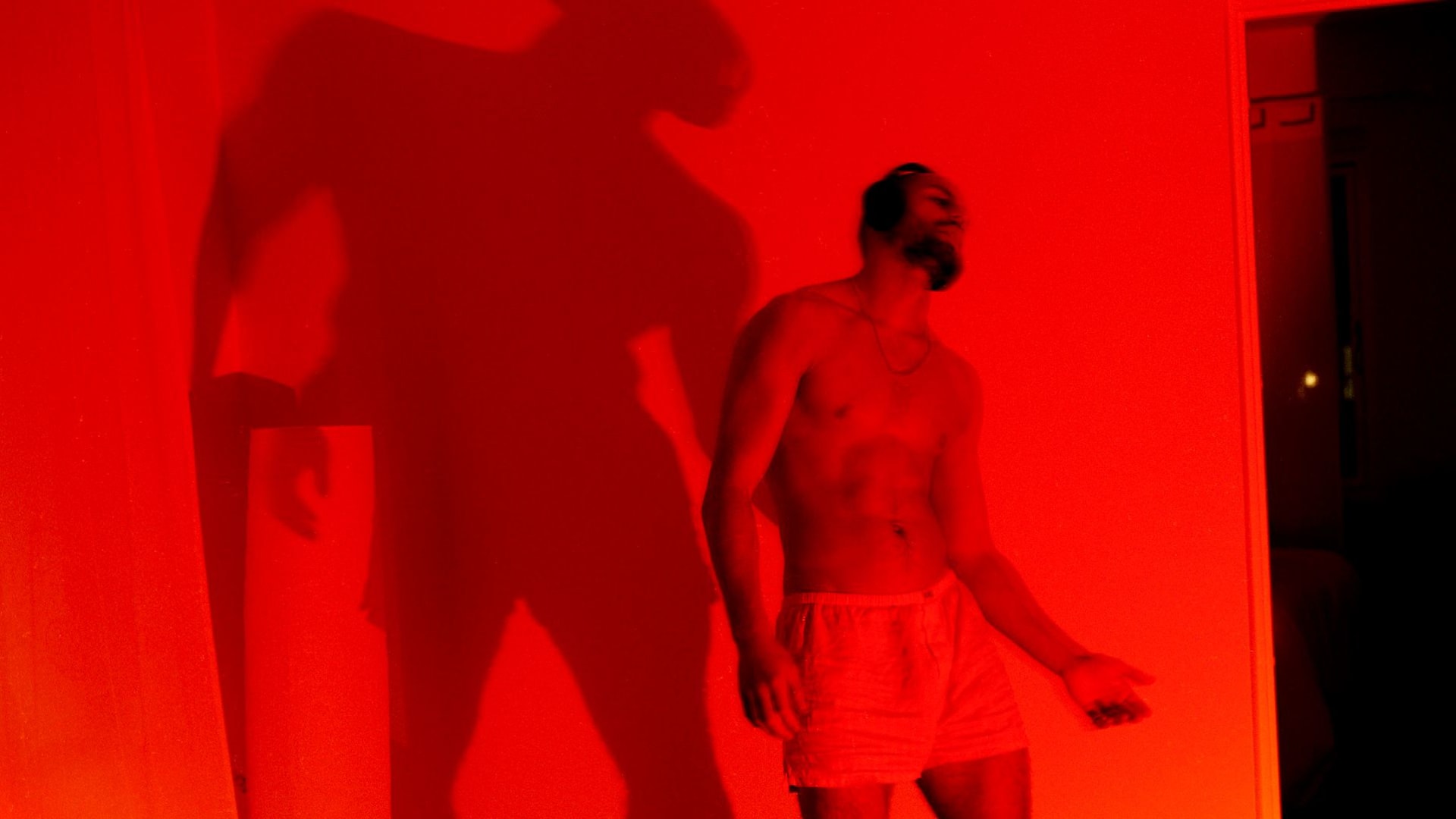 صورته "العارية" غيّرت كل شيء.. قصّة لاعب تخلّى عن كرة القدم ليقف خلف الكاميرا