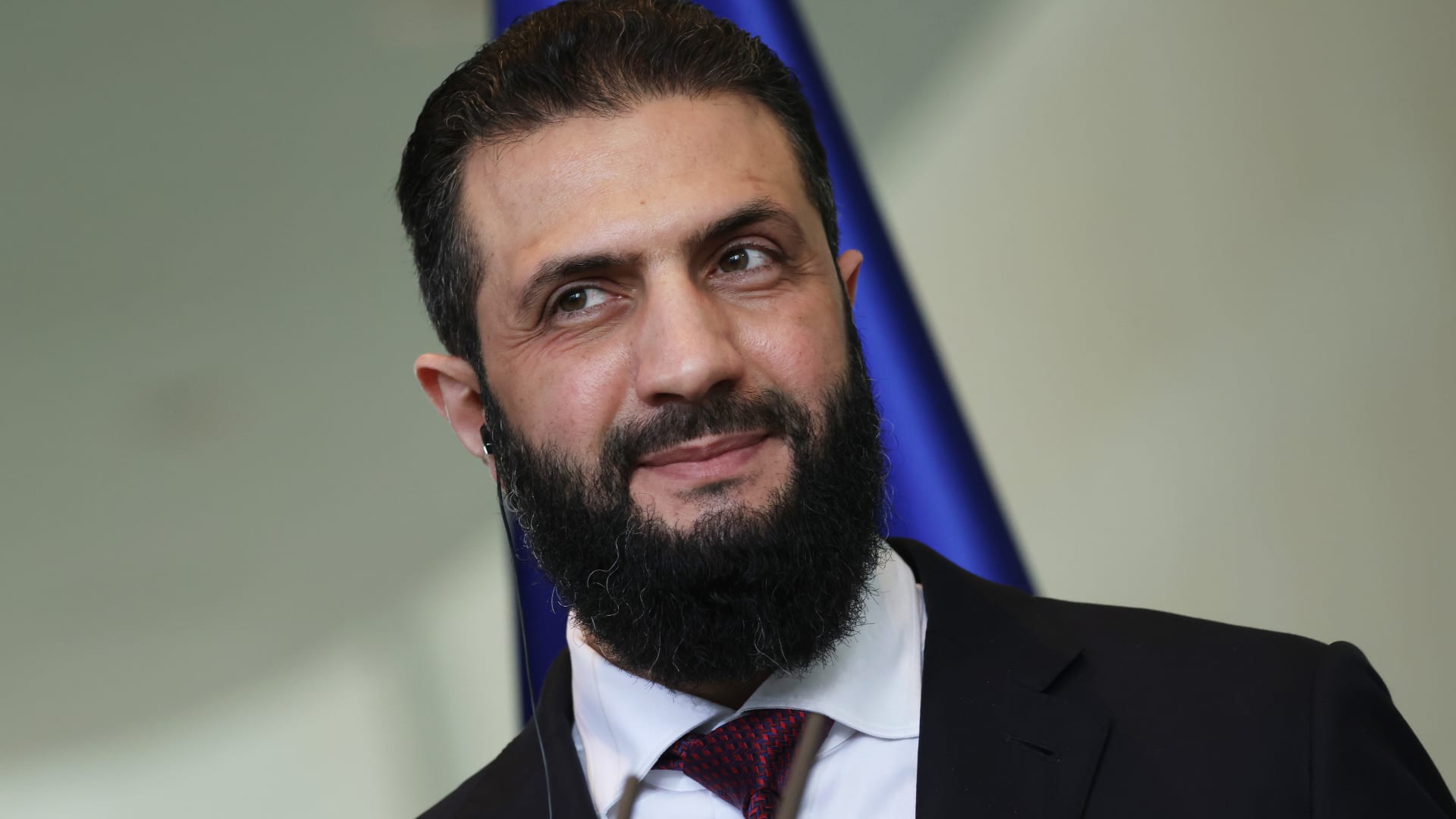 "أفضل من بريطانيا".. الشرع يمازح الحضور في منتدى بتركيا بعد فتح زجاجة مياه