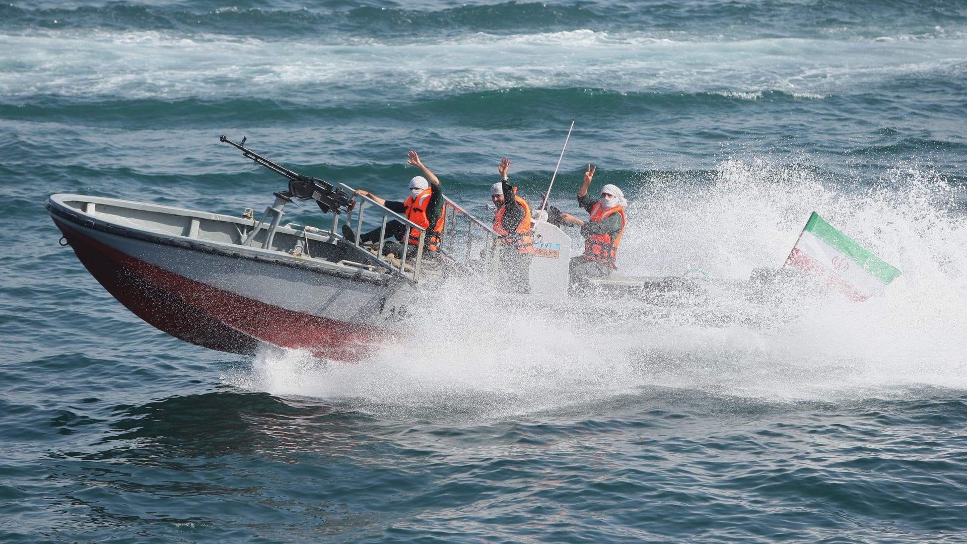 الحرس الثوري الإيراني يكشف شروطه لعبور السفن من مضيق هرمز