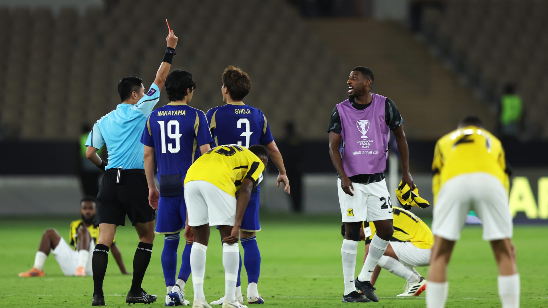 تصرف "صادم" من لاعب اتحاد جدة تجاه الحكم بعد الخسارة أمام ماتشيدا زيلفيا