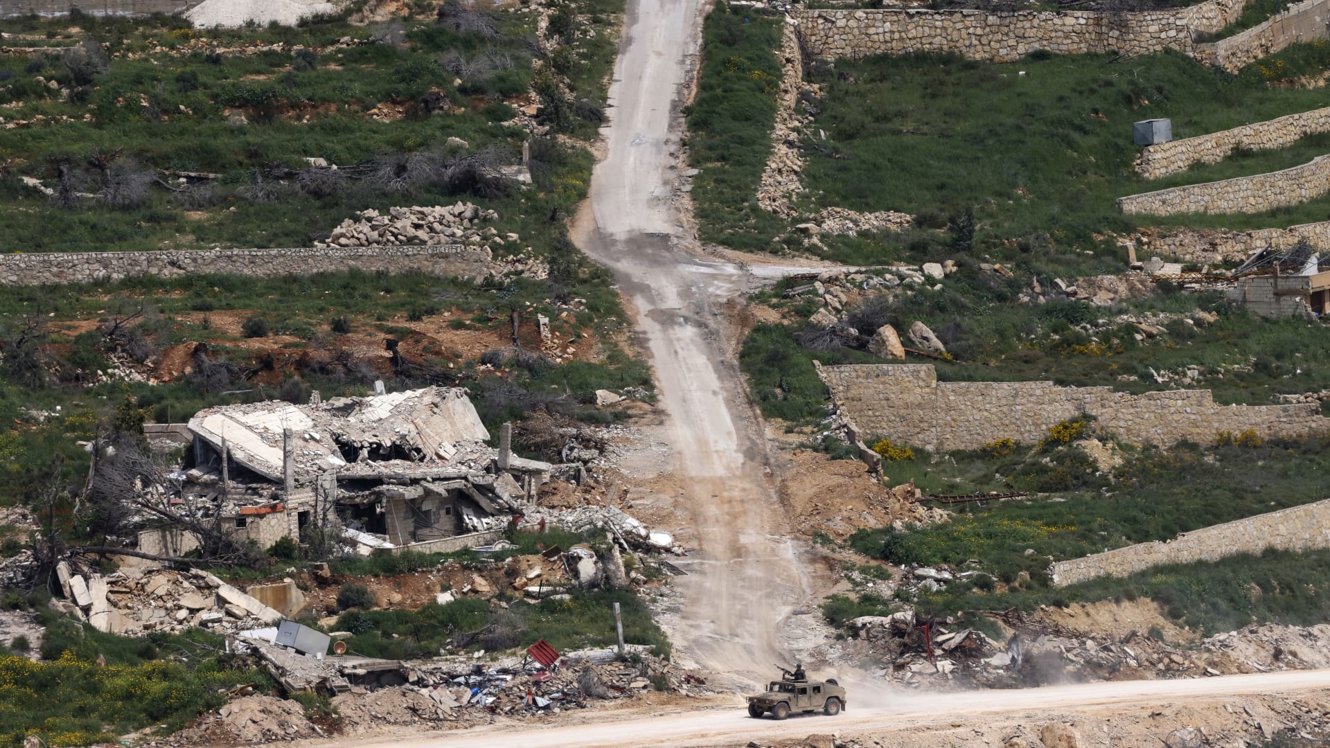 لبنان: إسرائيل تشن غارة دامية بعد اتفاق وقف إطلاق النار.. إليكم ما نعلمه