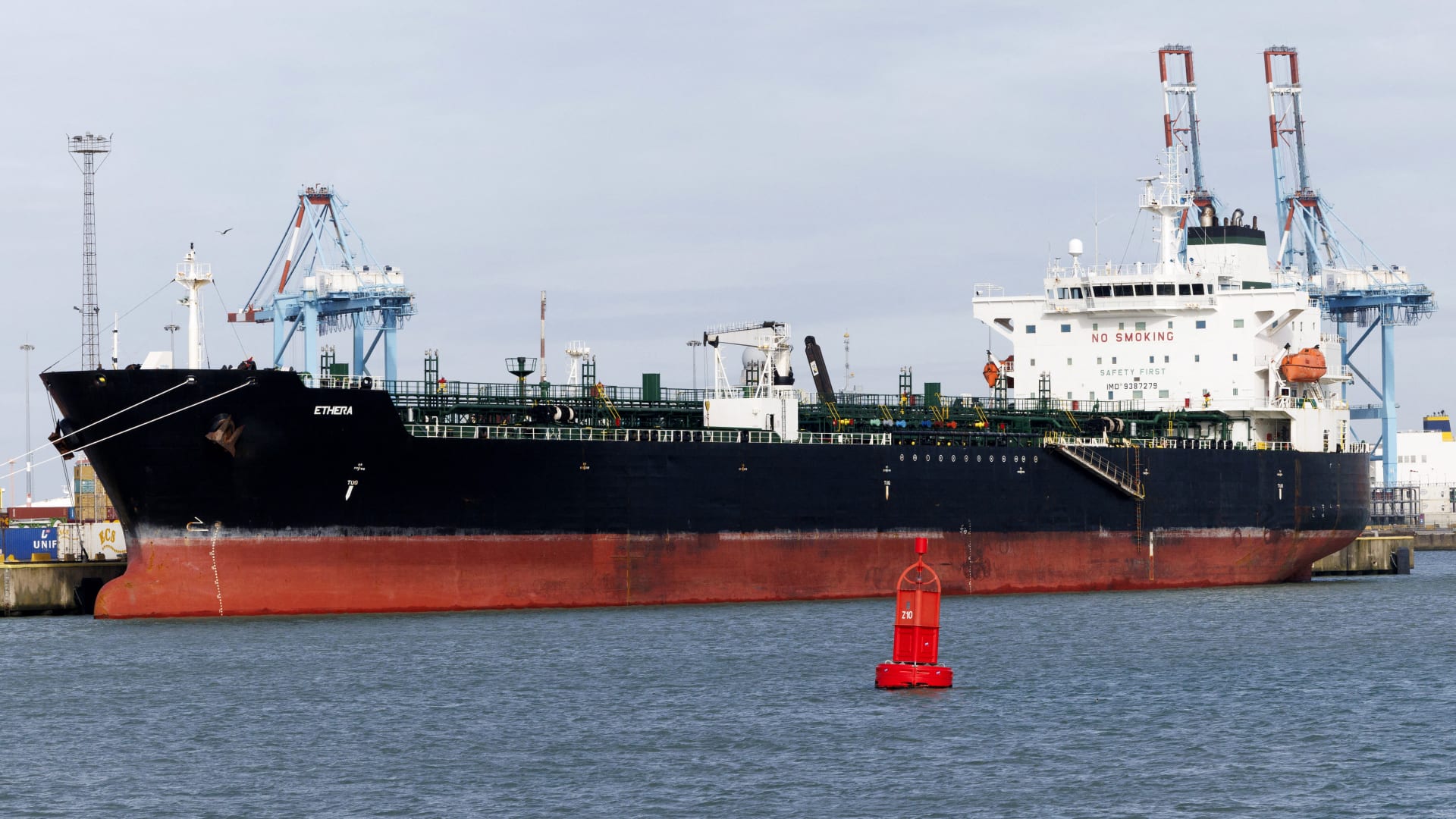 للمرة الثانية.. أمريكا ترفع مؤقتا العقوبات المفروضة على النفط الروسي العالق في البحر