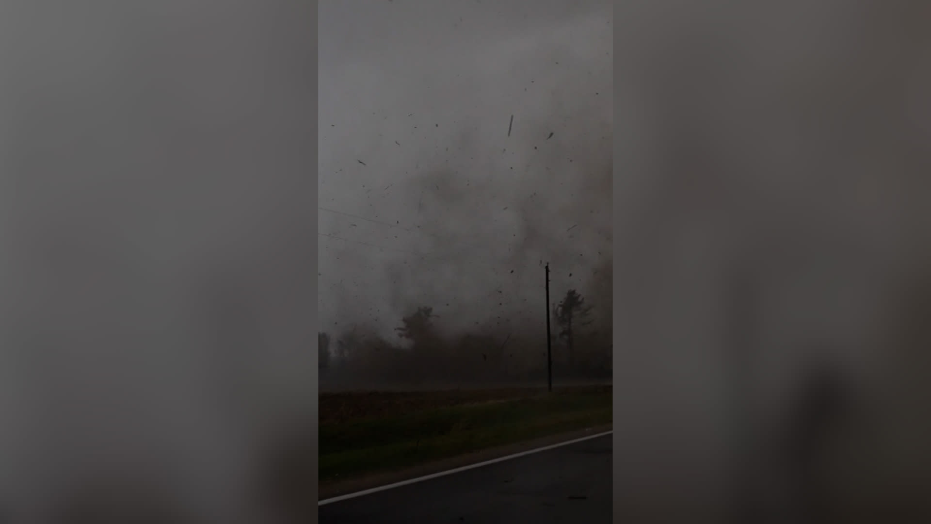 لحظة مرعبة.. رجل يوثّق إعصارًا يضرب منزلًا أمامه مباشرة