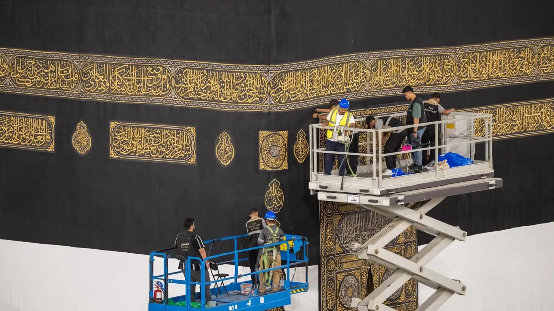 السعودية..الكشف عن تفاصيل رفع الجزء السفلي من كسوة الكعبة استعدادًا للحج