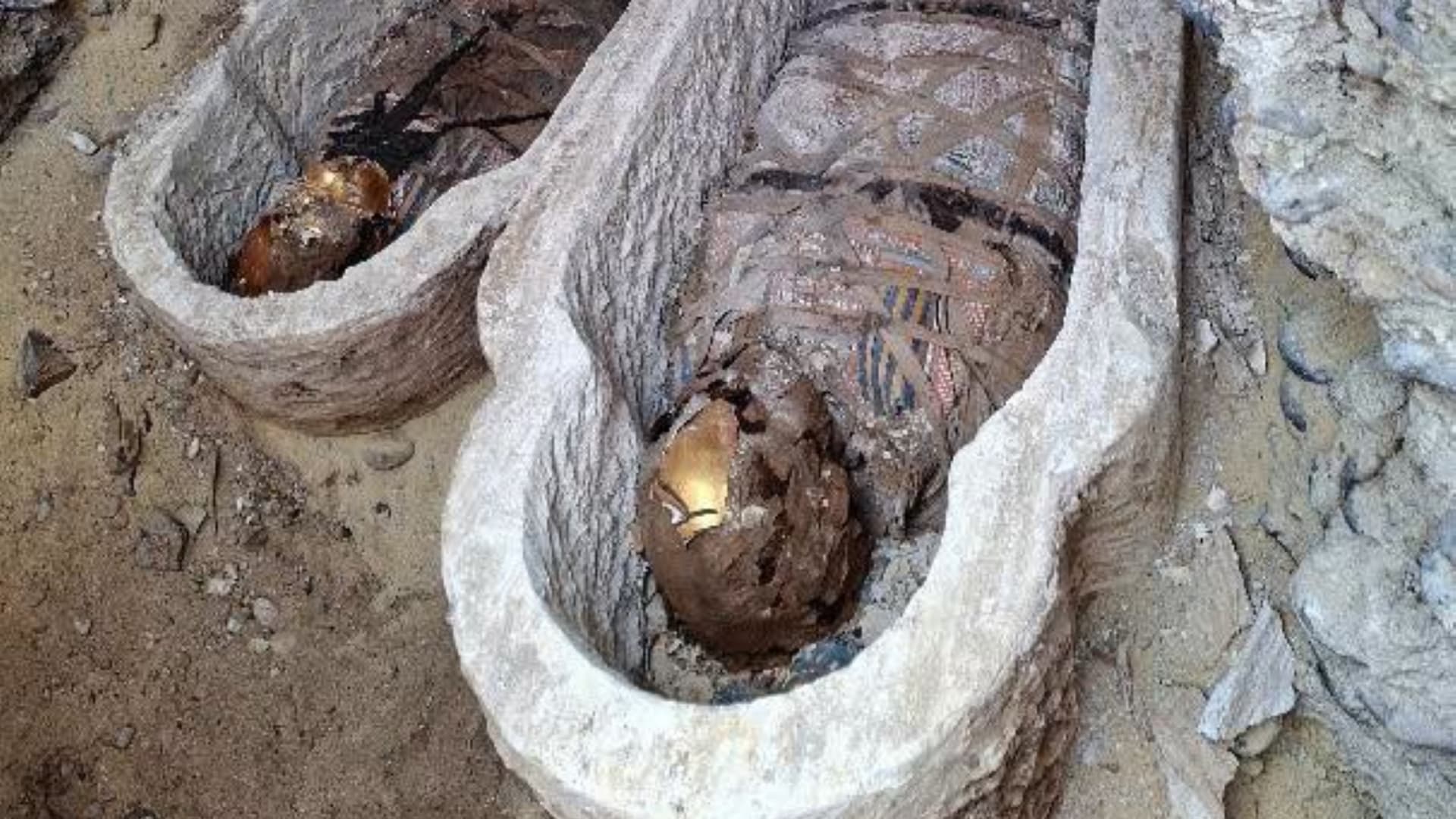 بينها ألسنة ذهبية وعددا من المومياوات.. اكتشاف مقبرة رومانية نادرة في مصر