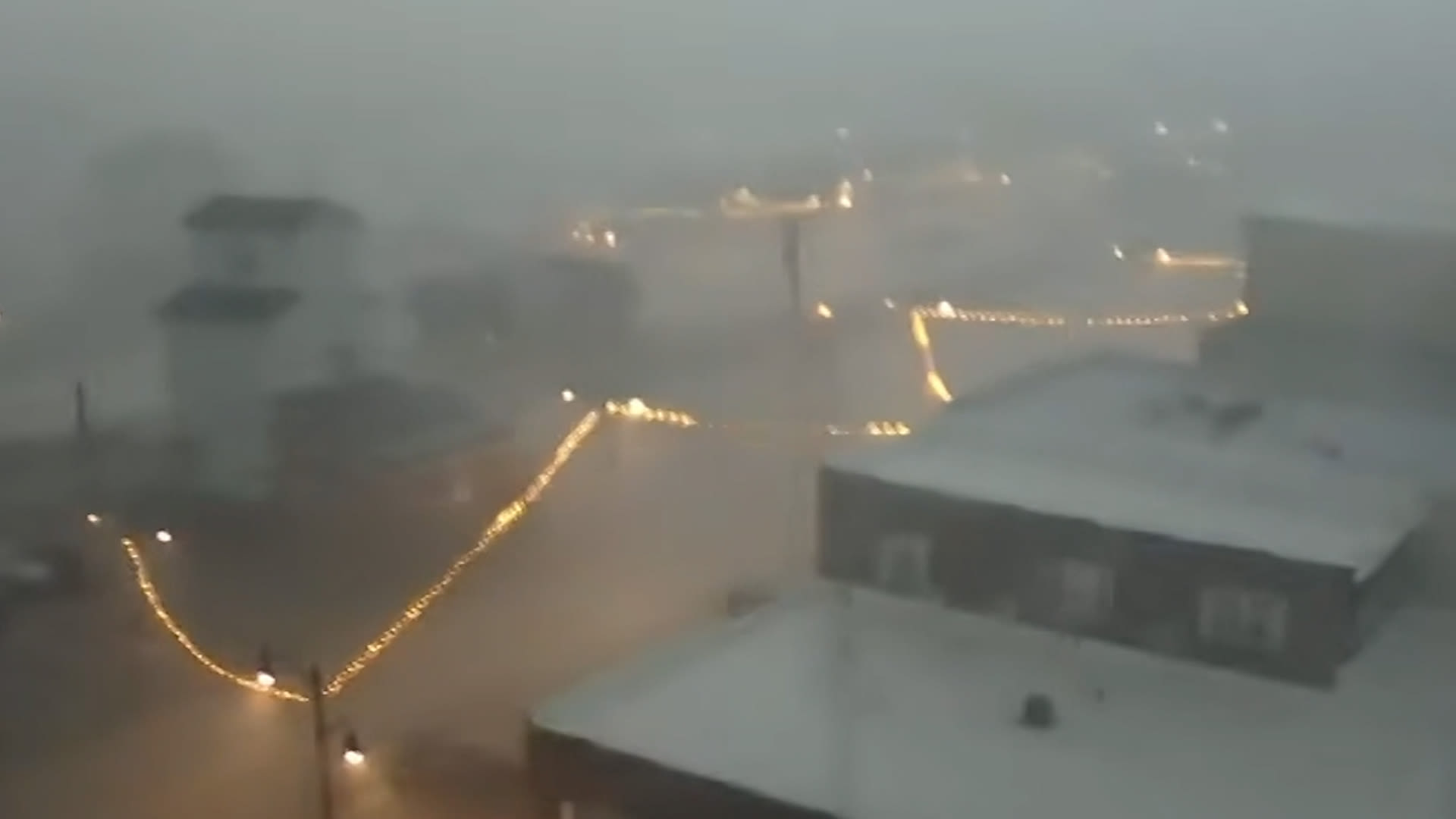 كاميرات توثق مشاهد دمار جراء أعاصير اجتاحت ولايات أمريكية