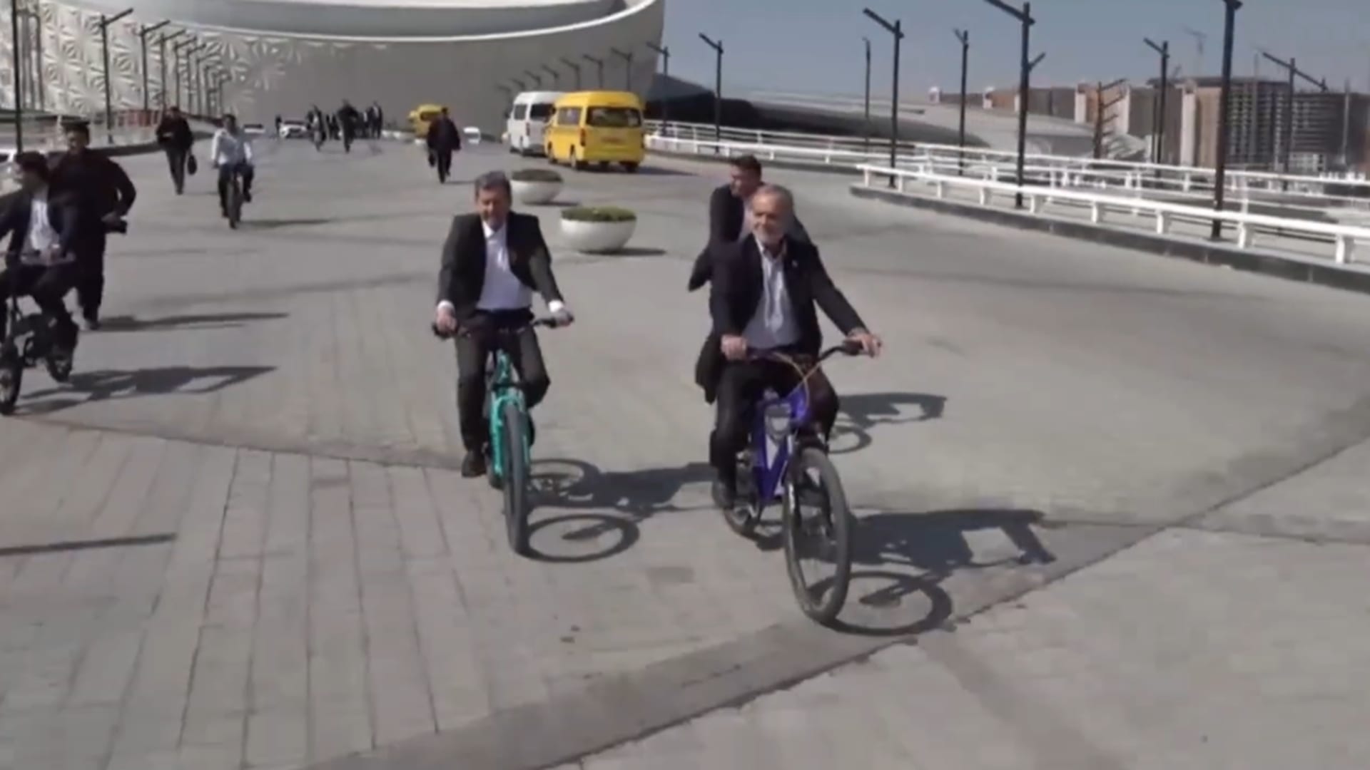 فيديو منسوب لـ"ركوب رئيس إيران دراجة في أصفهان" مؤخرًا.. ما حقيقته؟