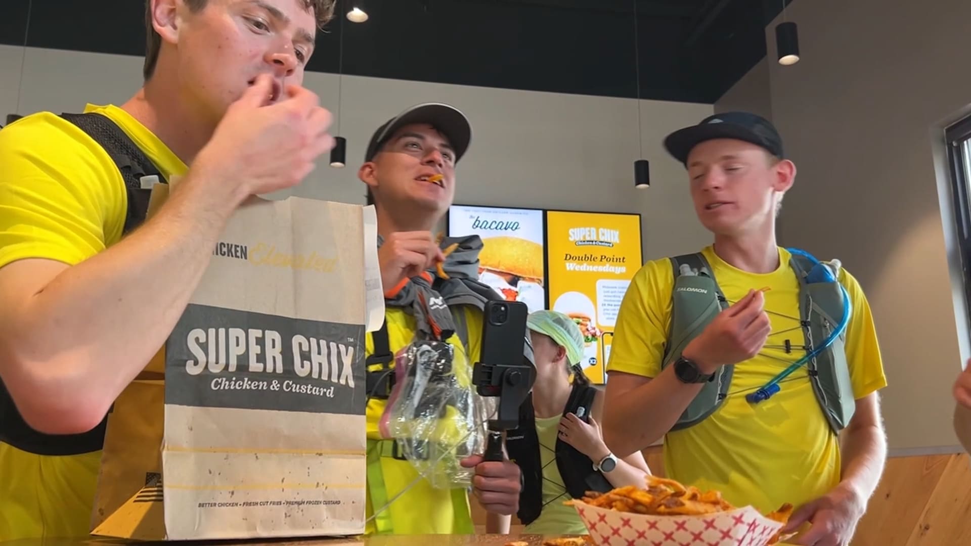 رقم قياسي عالمي جديد؟ عدّاؤون يزورون 176 مطعمًا للوجبات السريعة في يوم واحد