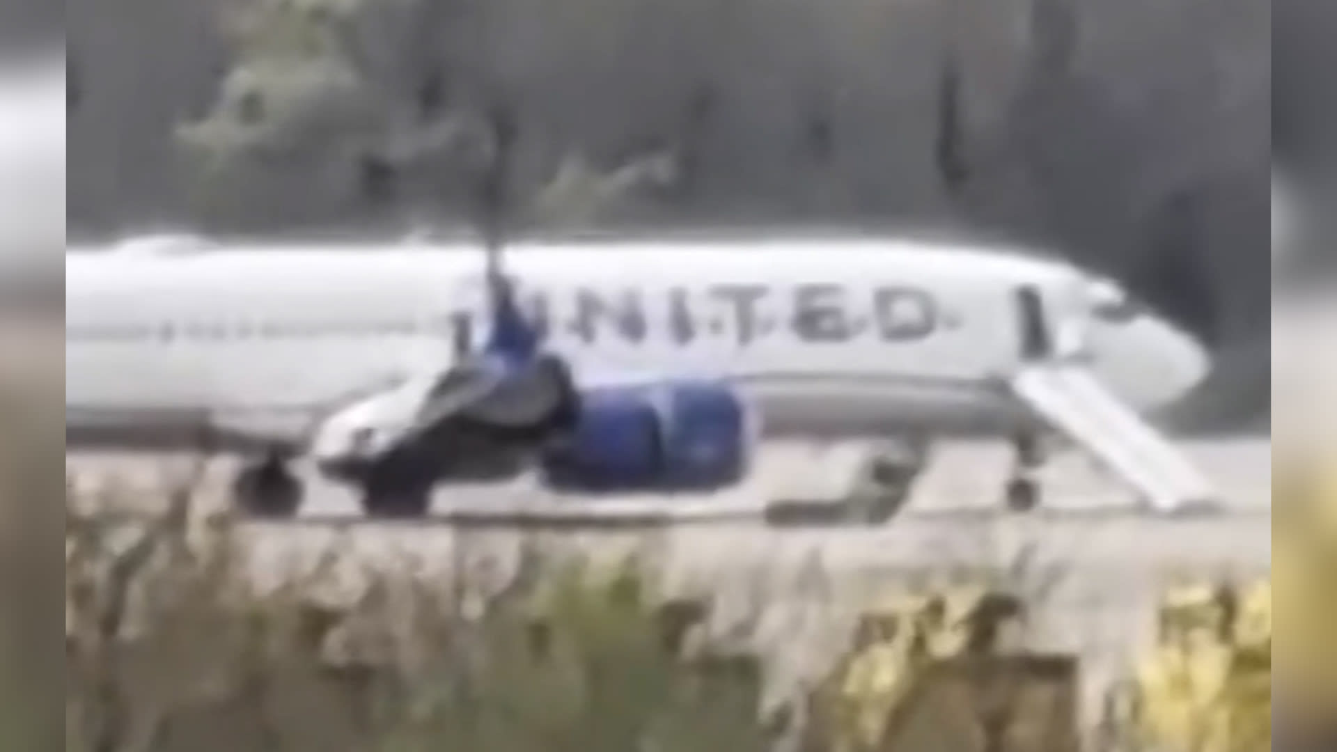 "قنبلة محتملة".. أصوات تنبيه مشبوهة تُجبر رحلة طيران أمريكية على تغيير مسارها