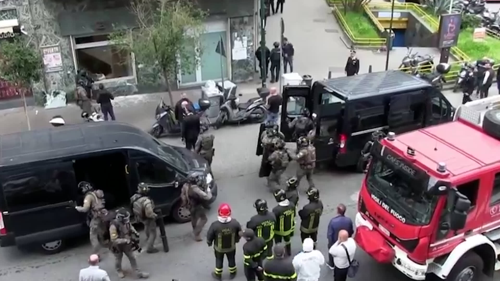 فروا عبر نفق صرف صحي.. لصوص بأقنعة "سلفادور دالي" يسطون على بنك ويحتجزون رهائن