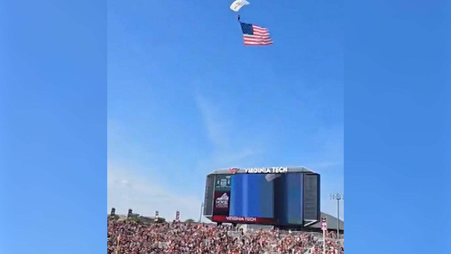 إنقاذ مظلي علق على شاشة عرض لملعب بأمريكا.. وكاميرا توثق لحظة هبوطه واصطدامه بها