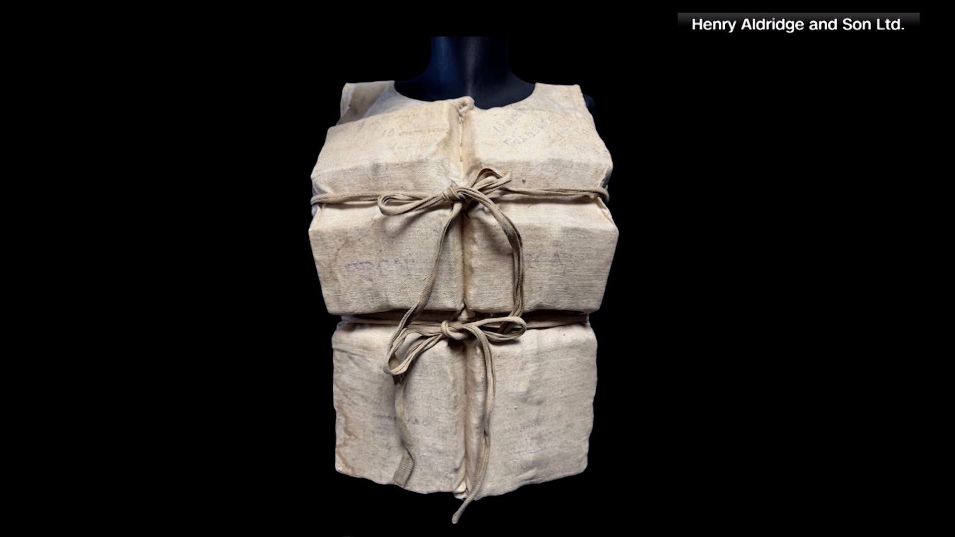 من مأساة 1912 إلى مزاد علني.. إليكم قصة سترة نجاة تيتانيك التي بيعت بسعر خيالي