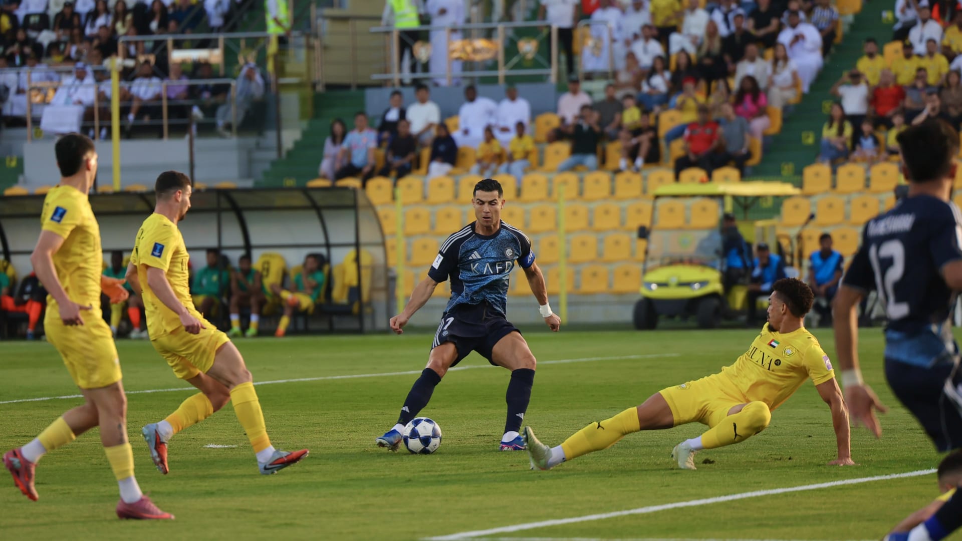 تصرف "غير متوقع" من رونالدو لحظة ترديد جماهير الوصل اسم ميسي