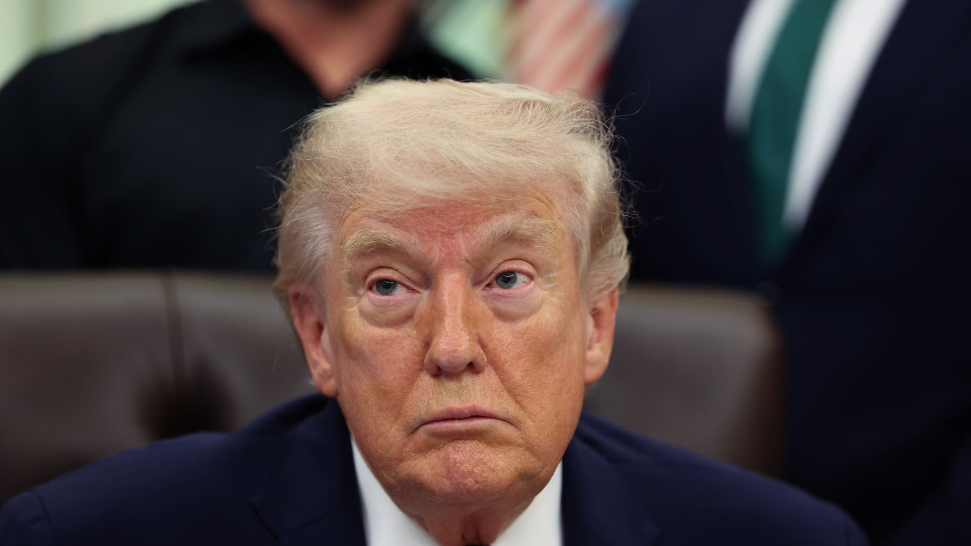 ترامب يعلن استهداف البحرية الأمريكية سفينة إيرانية والسيطرة عليها في خليج عُمان