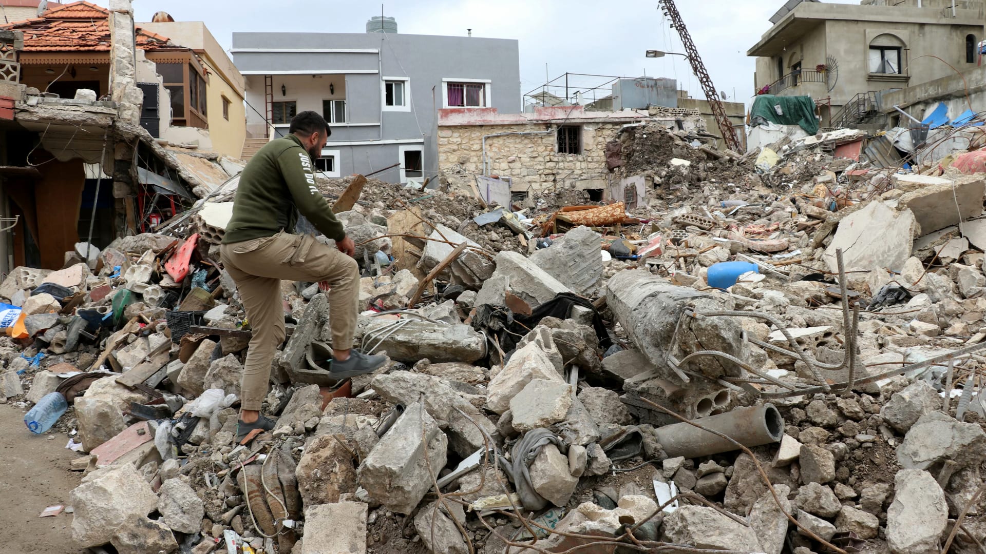 صورة تظهر جنديا إسرائيليا يُلحق أضرارا بتمثال للمسيح في لبنان والجيش يعلق