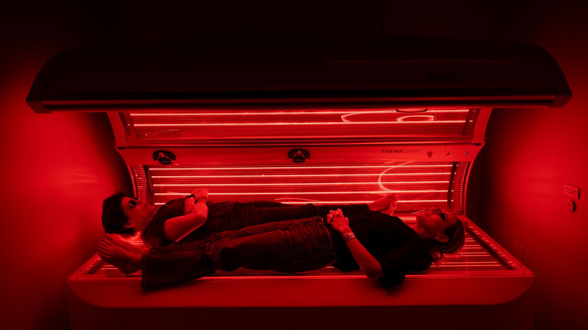 العلاج بالضوء الأحمر والساونا.. فائدة حقيقية أم مجرد صيحة؟