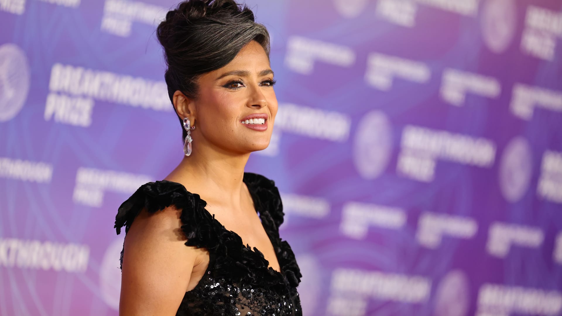 سلمى حايك تُبرز شعرها الرمادي من دون صبغة على السجّادة الحمراء