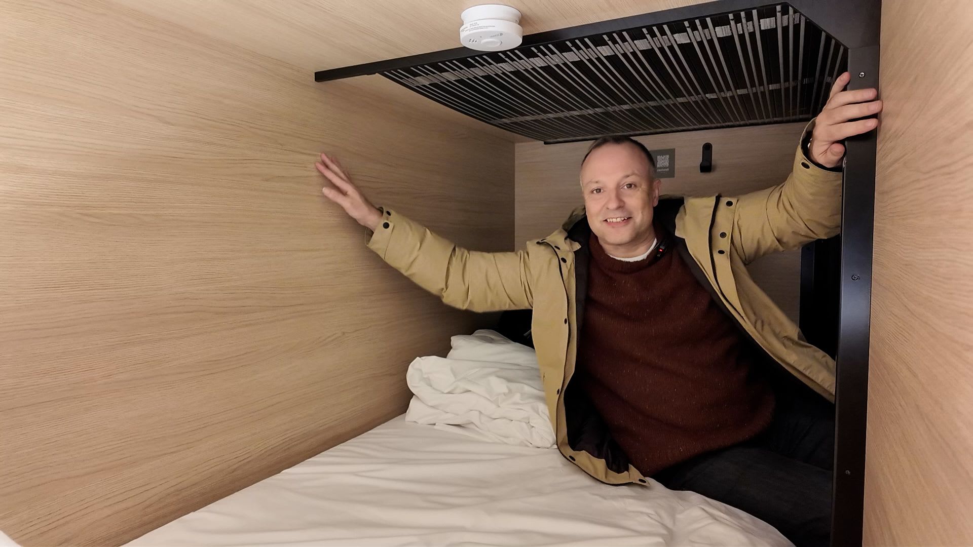 فندق كبسولة في لندن بـ40 دولارًا في الليلة.. كيف هي تجربة النوم فيه؟