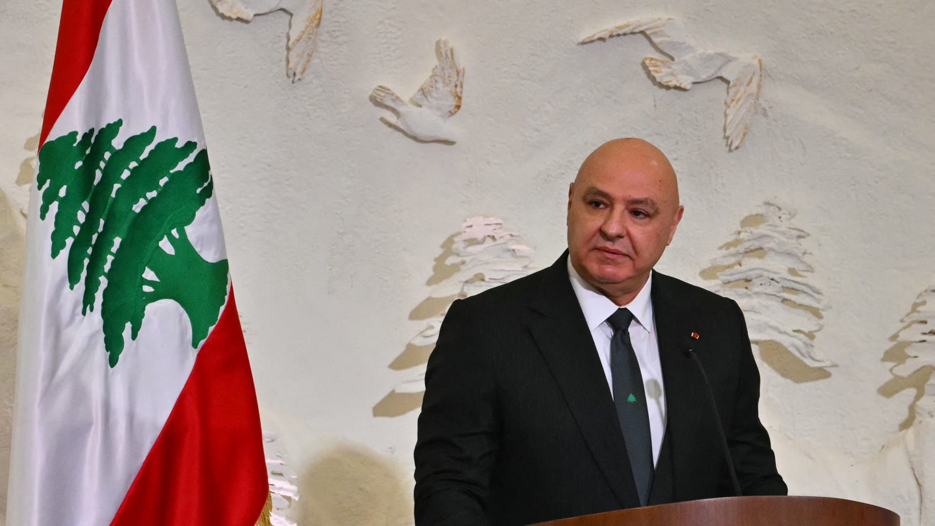 الرئيس اللبناني: نواجه خيارين فقط.. والمحادثات مع إسرائيل منفصلة عن صراع إيران