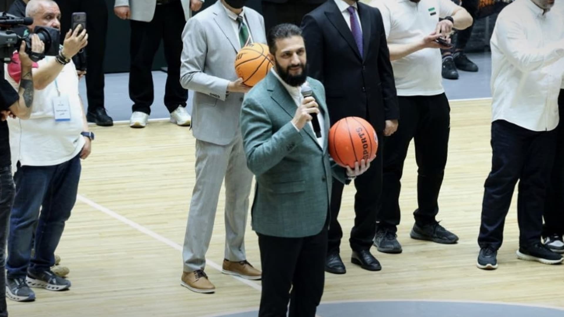 سوريا.. أحمد الشرع يلعب كرة السلة خلال افتتاح صالة رياضية في دمشق