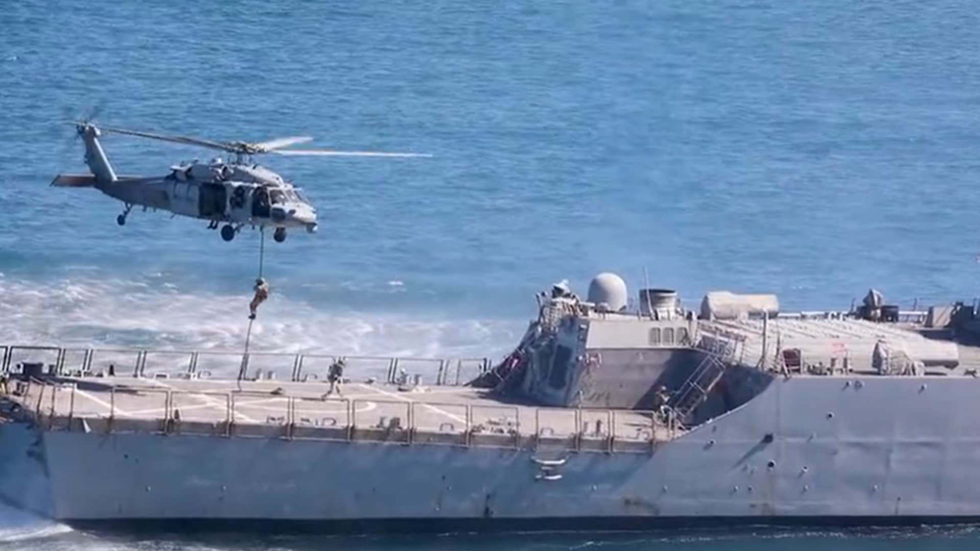 فيديو منسوب لـ"لحظة سيطرة القوات الأمريكية على سفينة إيرنية".. ما حقيقته؟