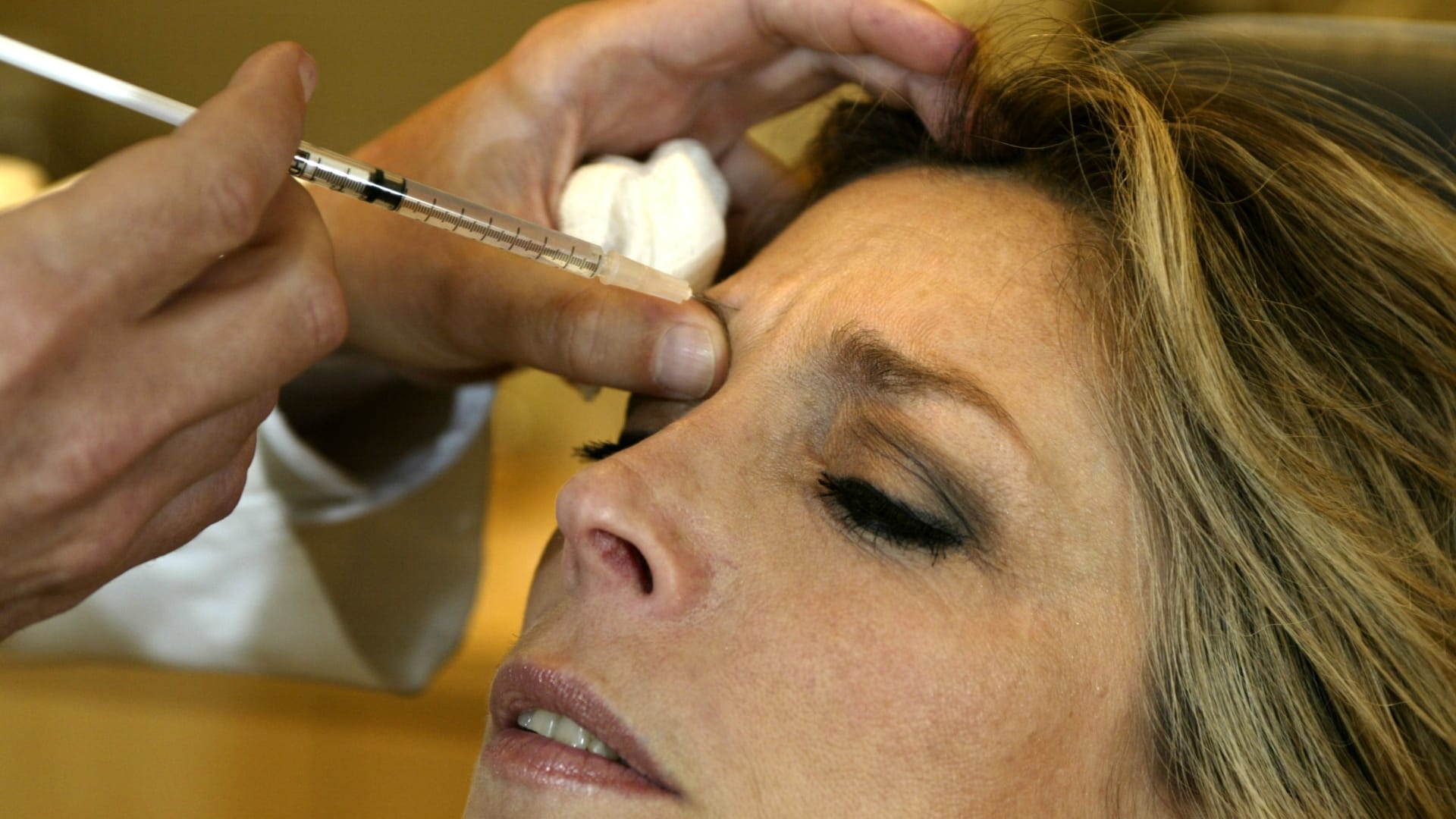 ليس فيلر أو بوتوكس.. كيف يفتح هذا العلاج مسارًا جديدًا في تجديد البشرة؟