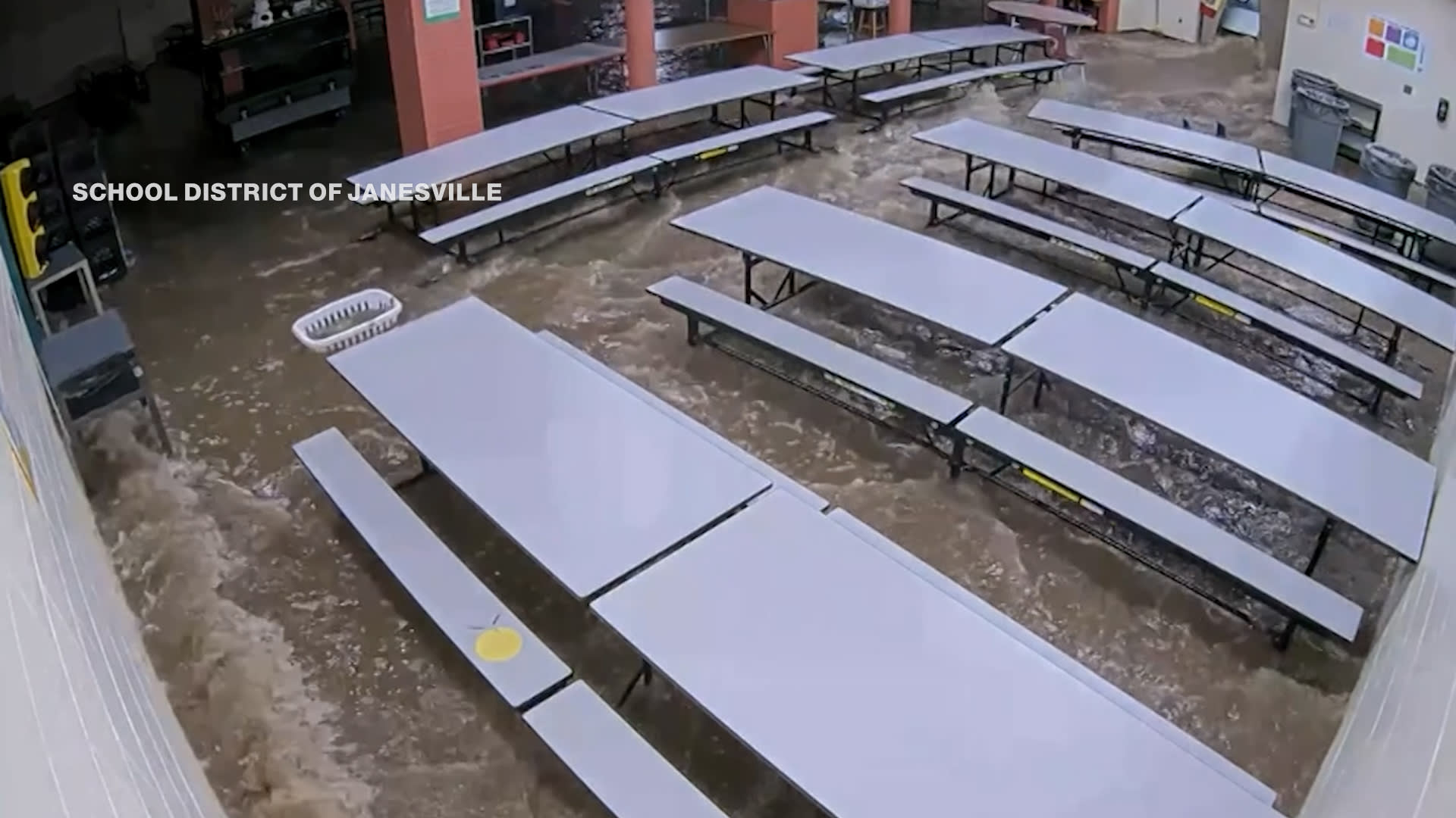 شاهد.. مياه الفيضانات تغمر مدرسة ابتدائية في ولاية أمريكية