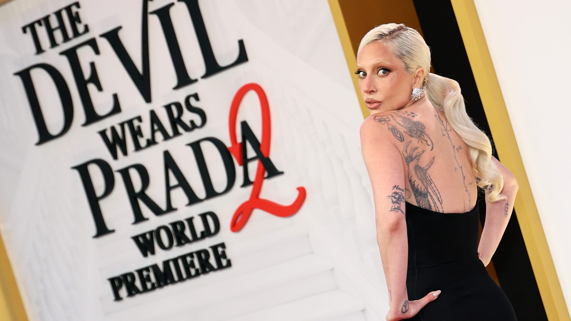 ليدي غاغا تخطف الأنظار بفستان يُبرز وشوم جسدها في نيويورك