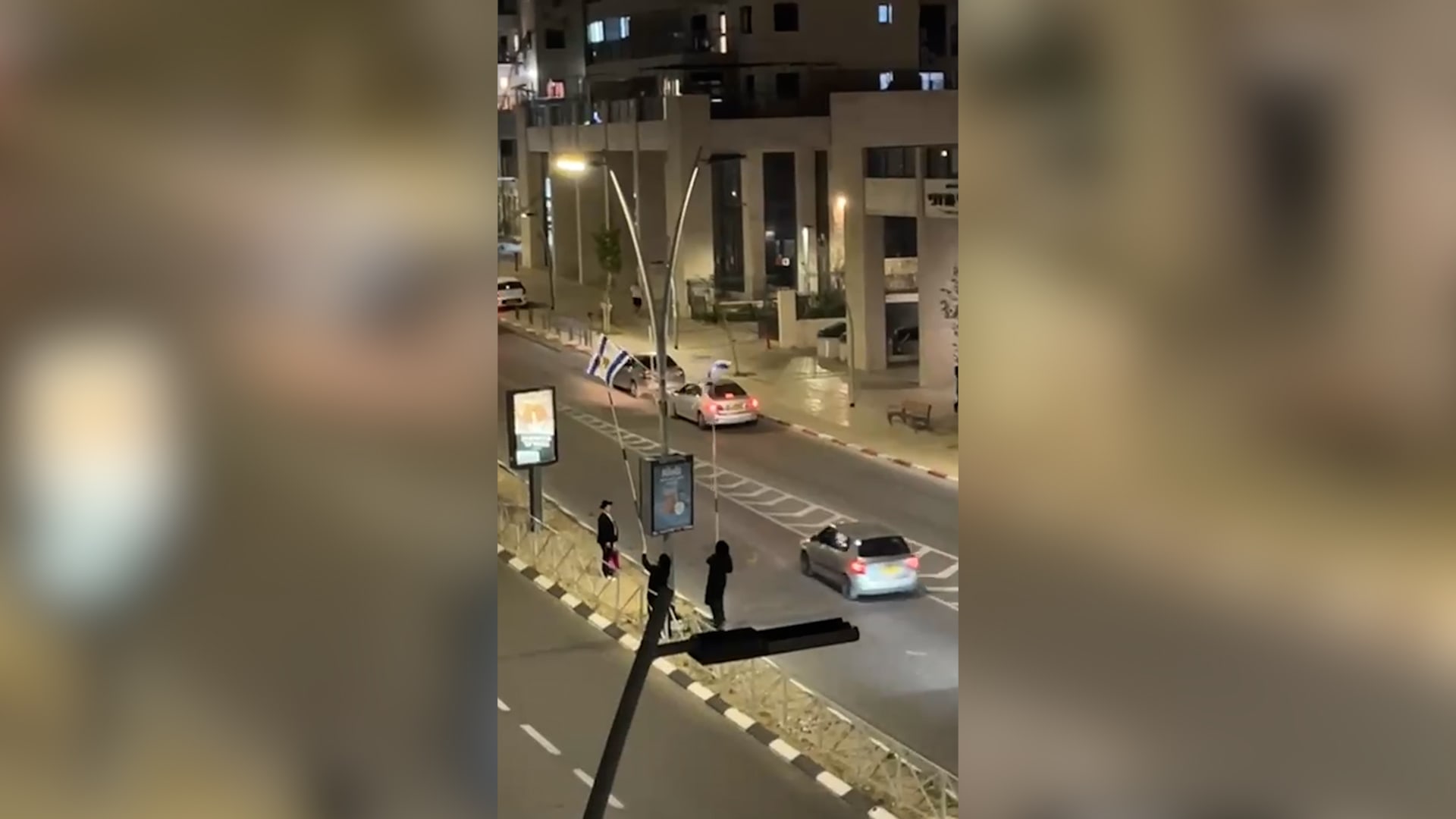 فيديو يُظهر يهودًا متشددين يزيلون الأعلام الإسرائيلية