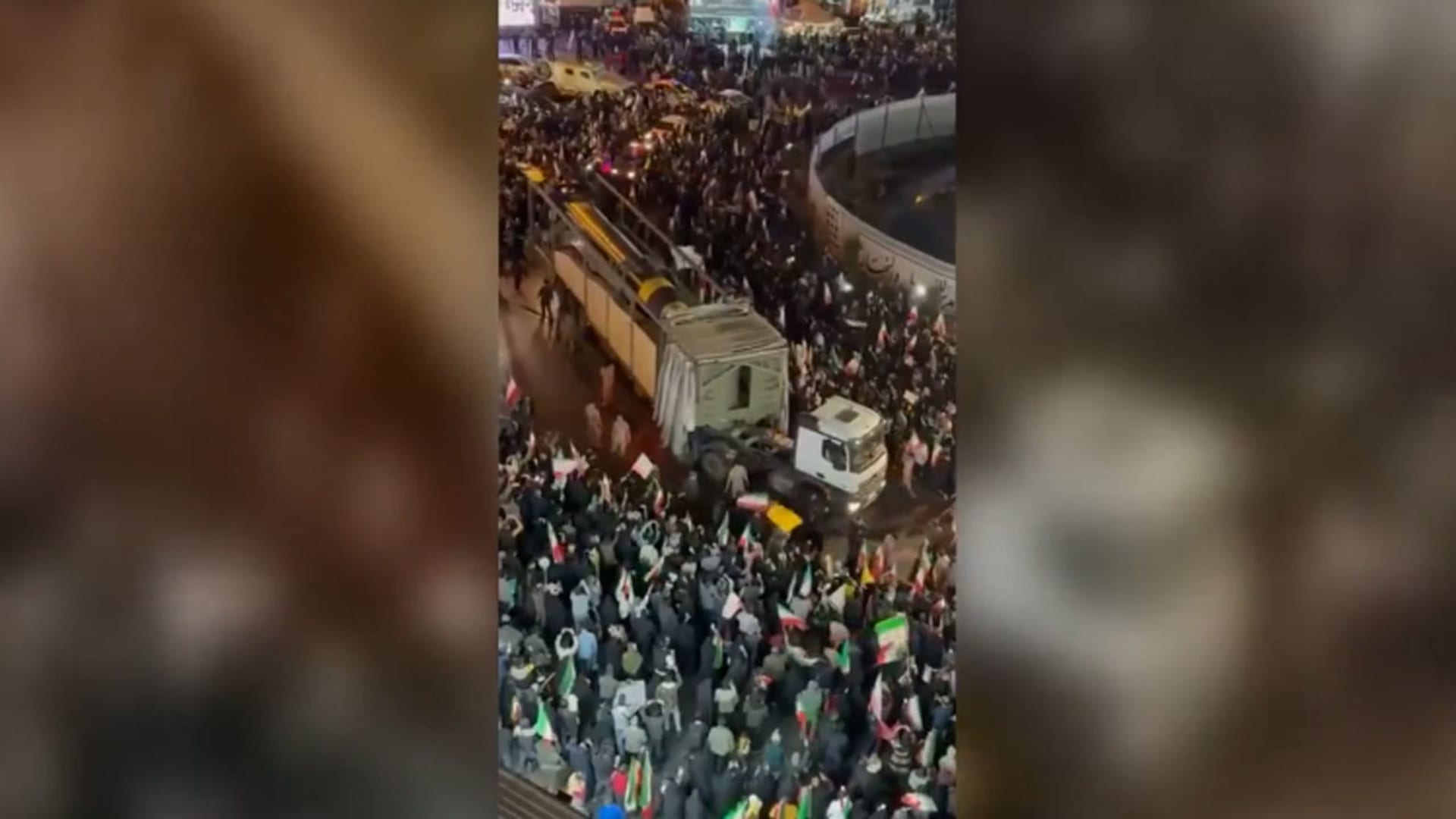 صورة.. إيران تعرض صاروخ خرمشهر 4 أمام حشود