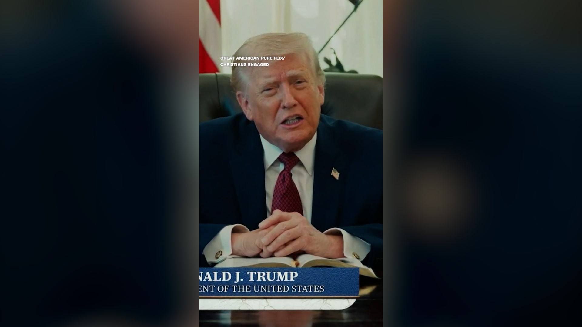 شاهد ترامب يقرأ الكتاب المقدس بعد جدل خلافه مع بابا الفاتيكان