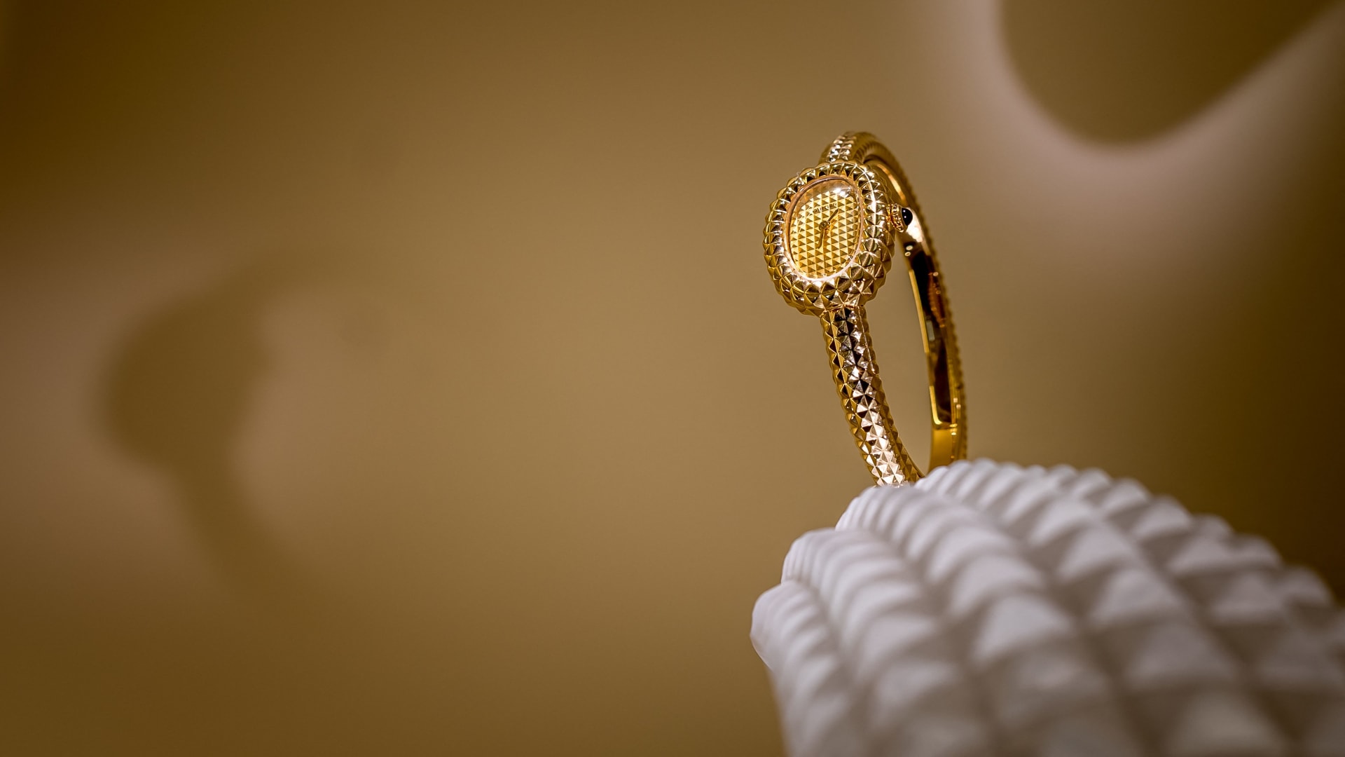 إحداها بِتَوْقيتين للعشاق.. 5 ساعات نسائية تعيد رسم قواعد الفخامة في 2026