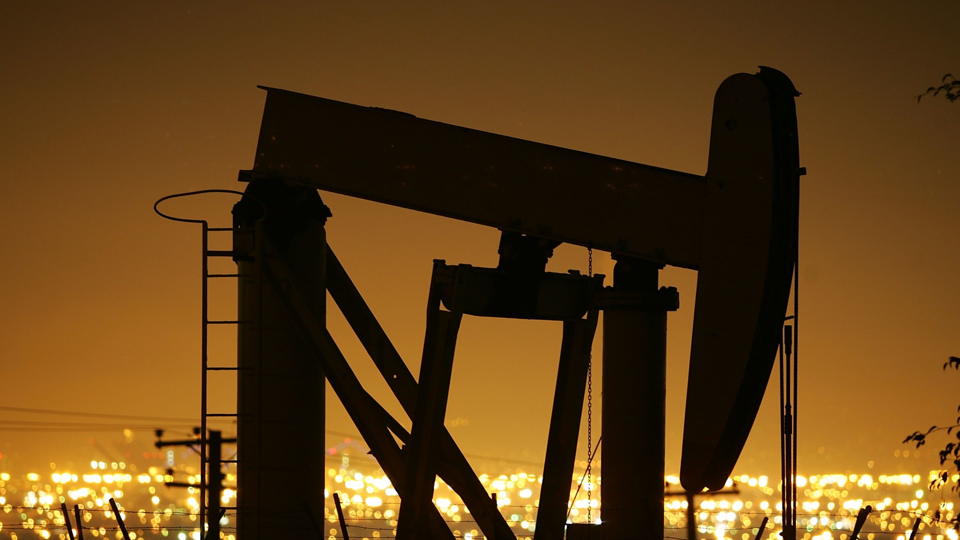 أسعار النفط تقترب من 100 دولار للبرميل تزامنًا مع تقارير عن هجمات إيرانية على سفن قرب مضيق هرمز