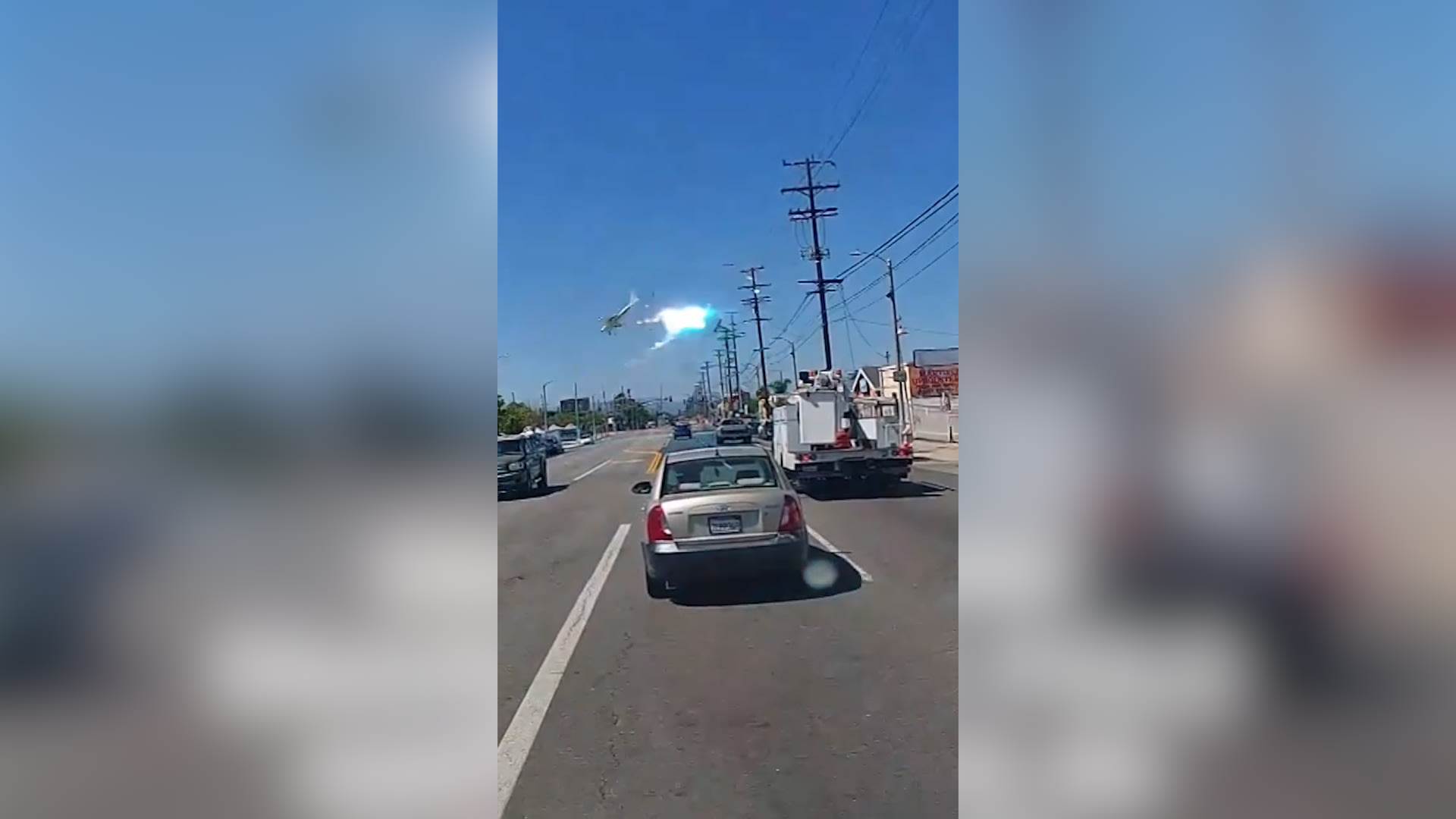 اصطدمت بعمود كهرباء.. لحظة تحطم طائرة صغيرة في لوس أنجلوس وسقوطها أرضًا