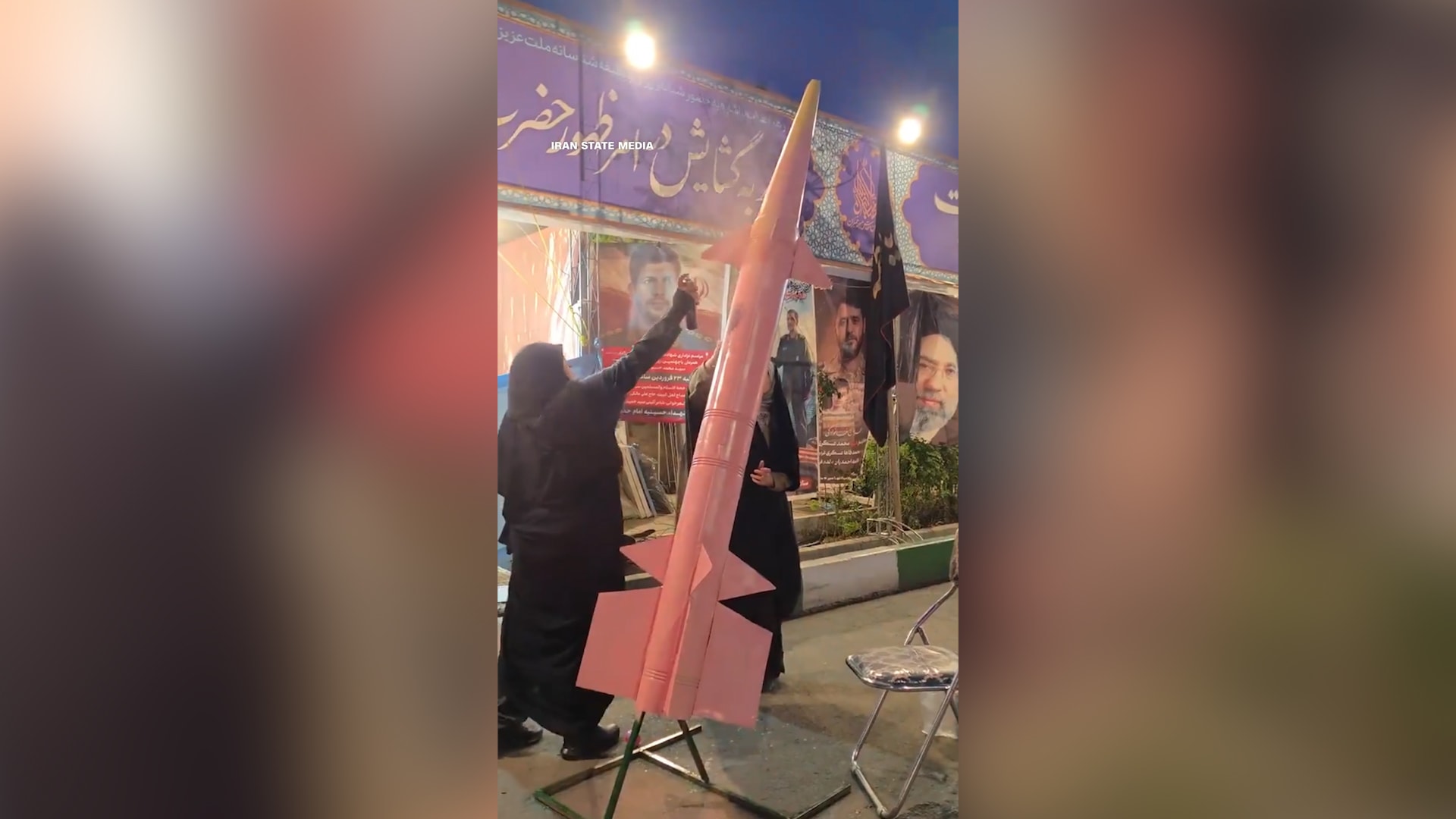 صواريخ ومركبات "وردية".. حملة مثيرة للجدل في إيران لجذب النساء