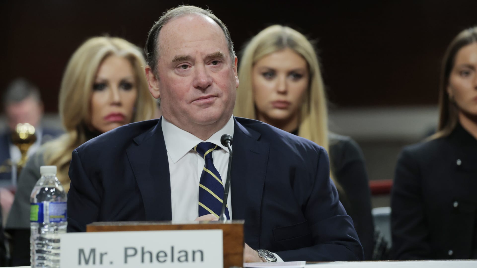 ما وراء إقالة وزير البحرية الأمريكية مع استمرار حصار موانئ إيران.. مصادر تكشف لـCNN