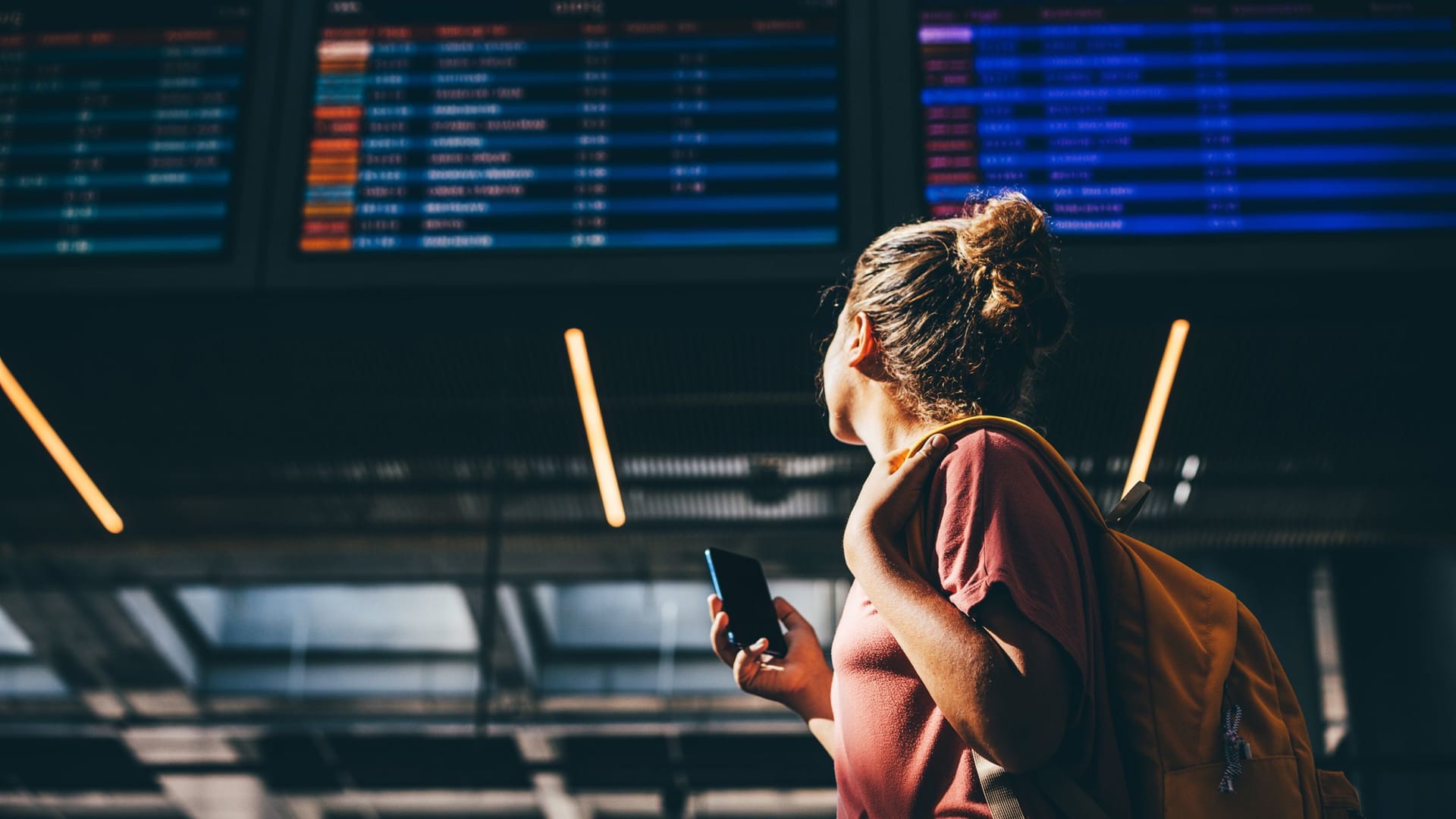 هل تعلم أنّك تدفع رسومًا خفية عندما تغادرة بلدًا ما؟