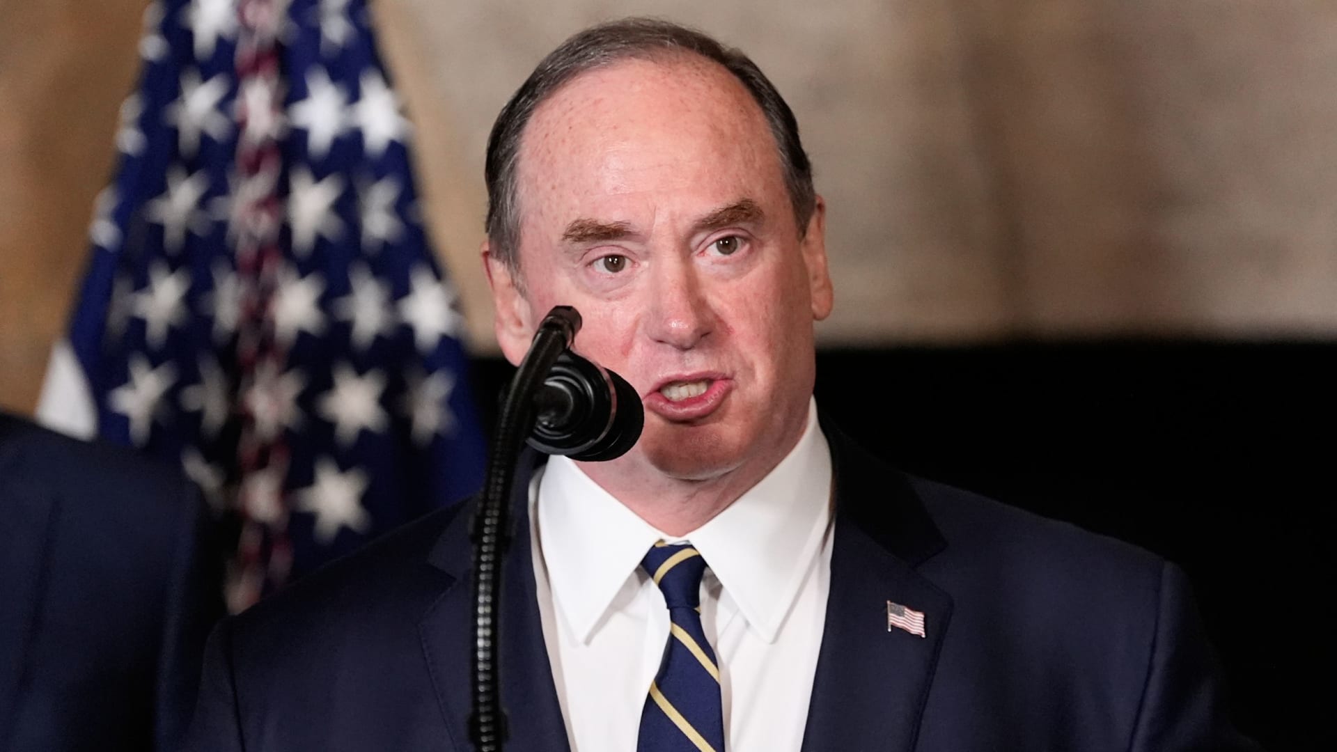 "استقل وإلا سنقيلك".. تفاصيل تنحي وزير البحرية الأمريكي مع استمرار الحصار البحري على إيران