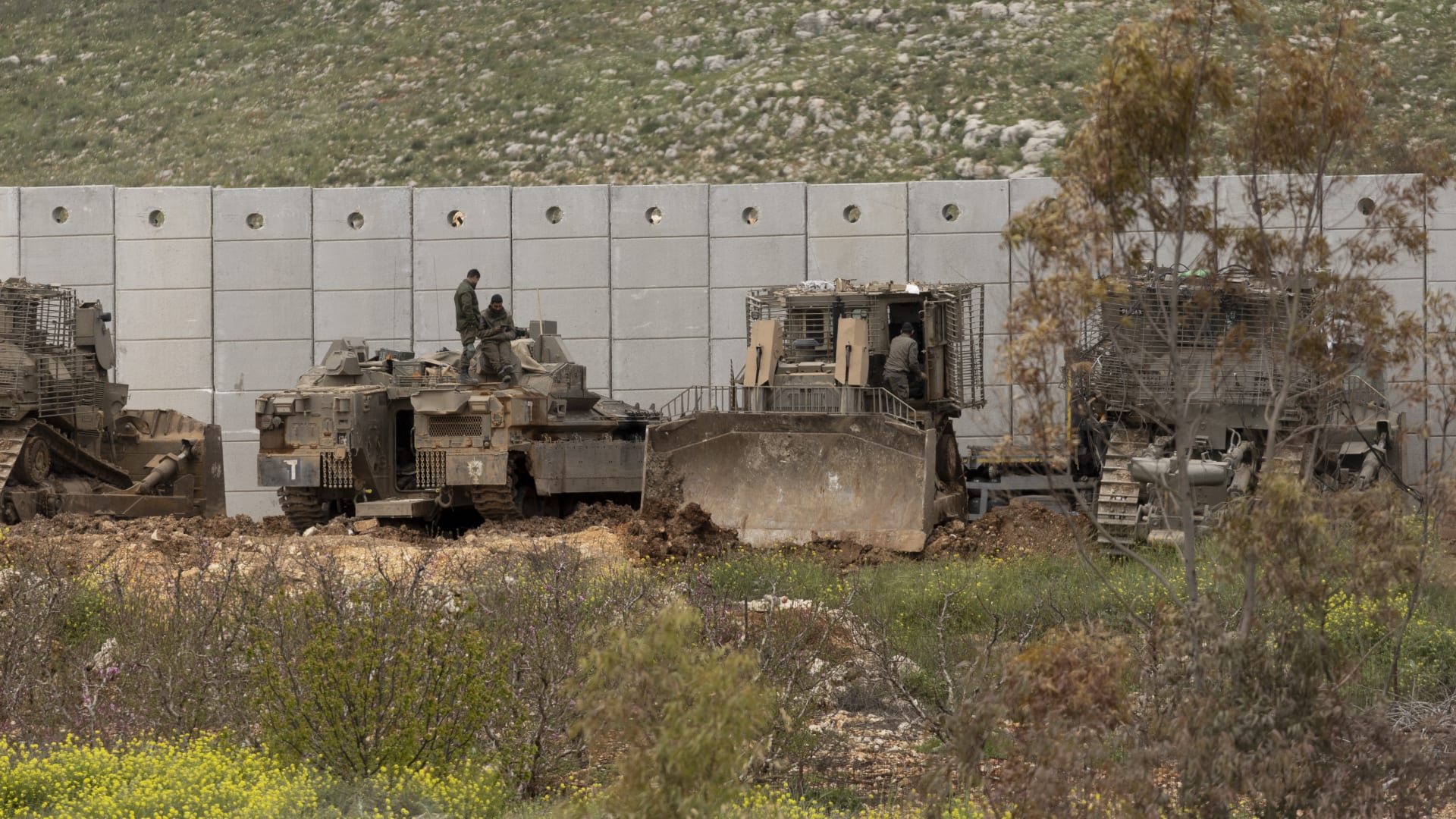 الجيش الإسرائيلي يتعهد بإبقاء وجوده في جنوب لبنان قبل محادثات وقف إطلاق النار