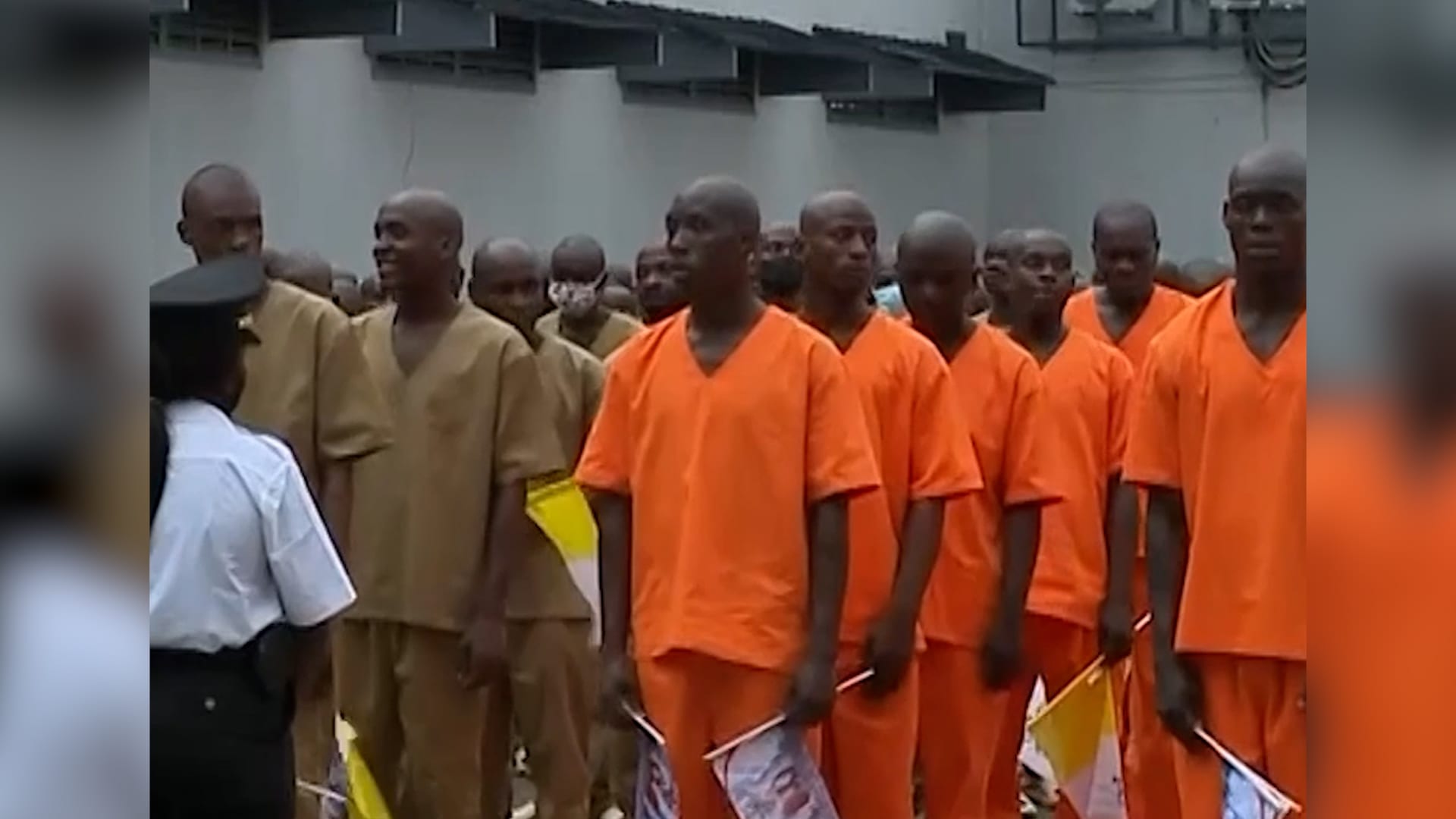 زار أكثر السجون قسوةً بالعالم.. يوم في حياة البابا لاوُن بأفريقيا