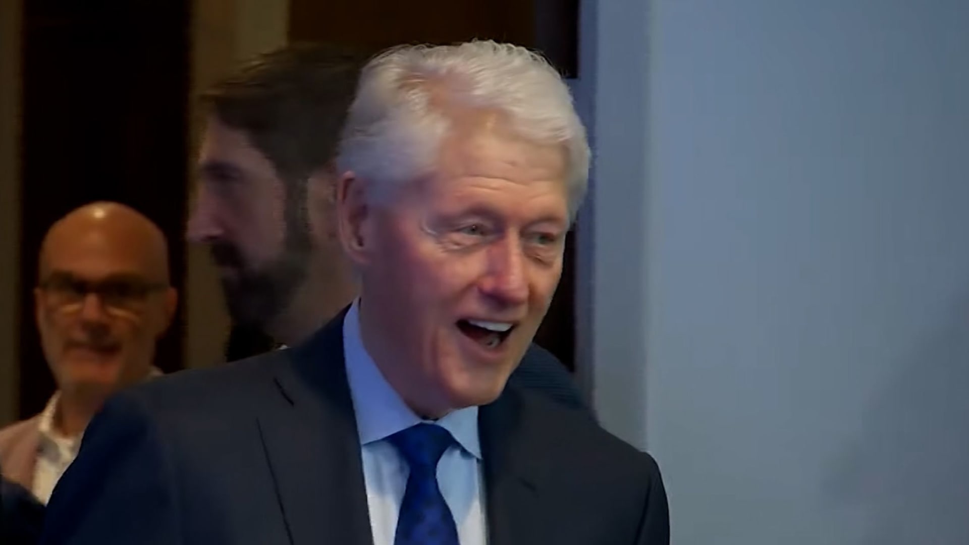 بيل كلينتون يظهر بشكل مفاجئ في مؤتمر صحفي لفريق رياضي