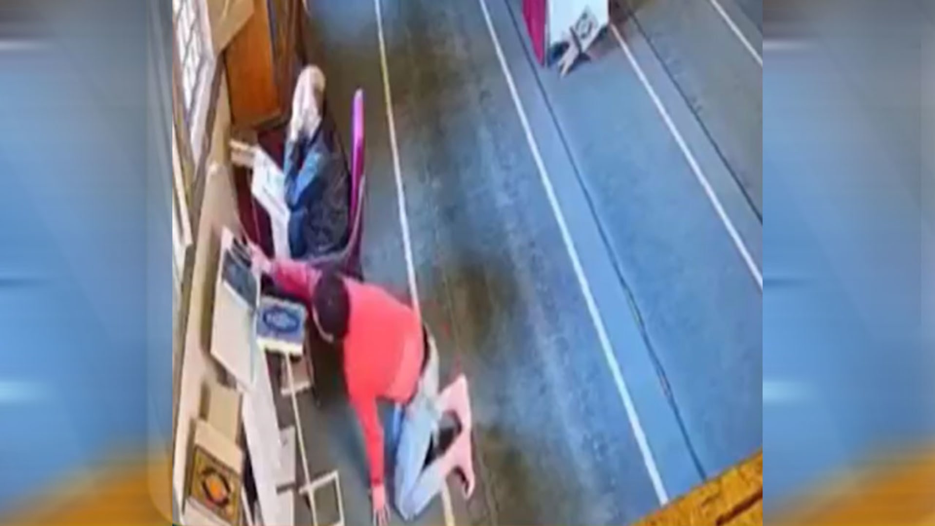 مصر.. غضب بعد فيديو سرقة هاتف داخل مسجد والداخلية تعقّب