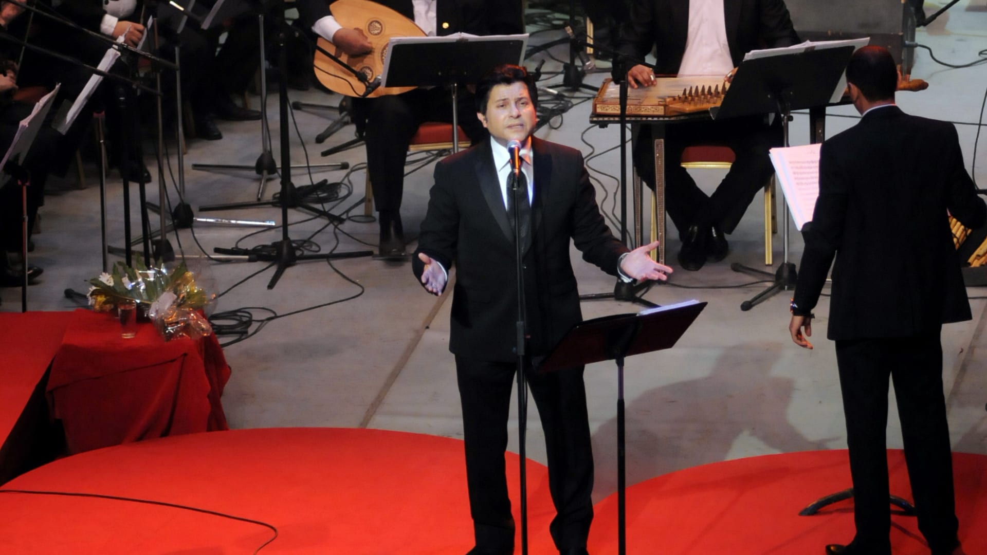 في ظل أزمته الصحية.. أناقة هاني شاكر تبقى علامة هادئة تليق بمسيرته