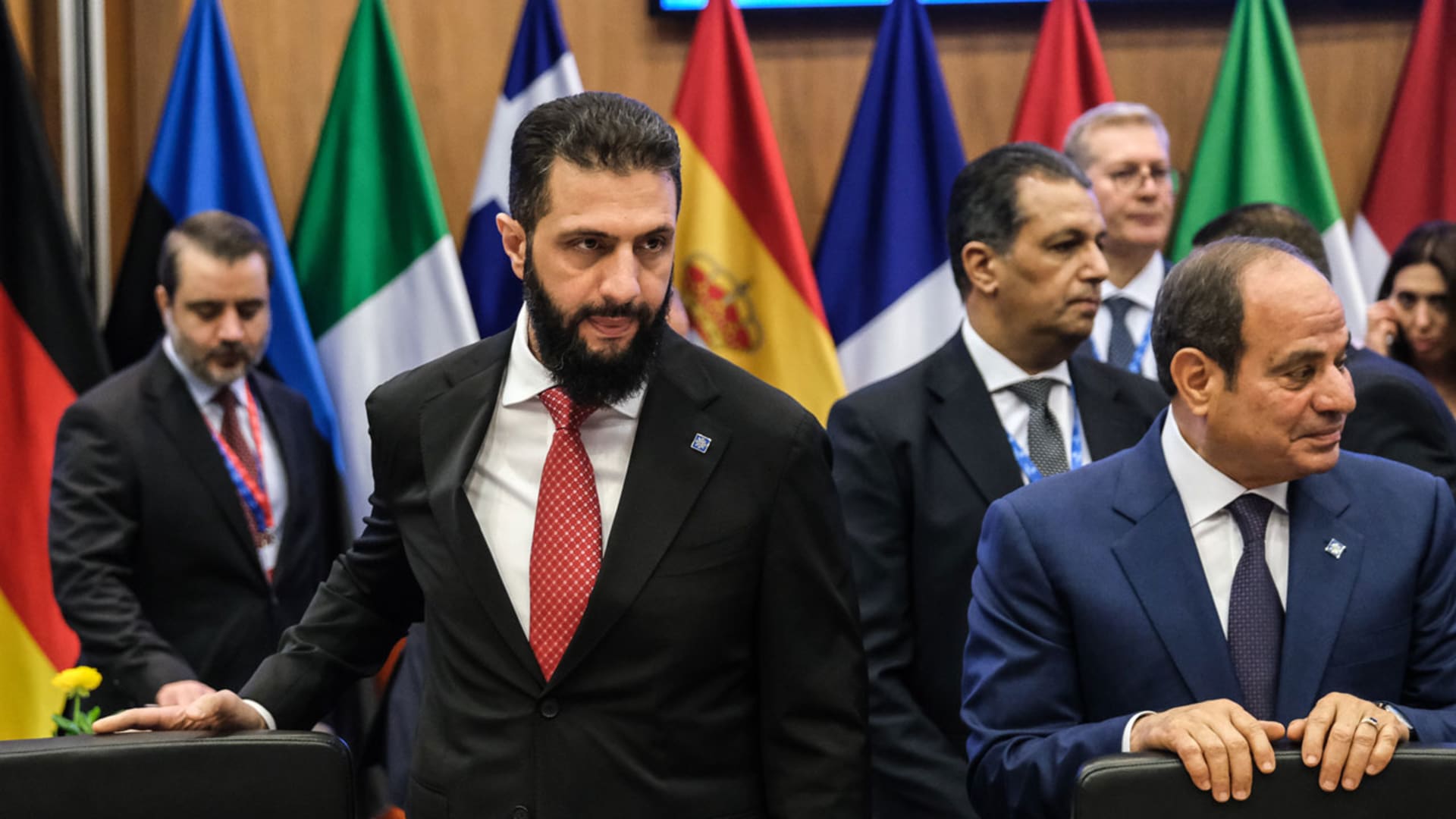 لقطات عبدالفتاح السيسي وأحمد الشرع باجتماع نيقوسيا تلاقي رواجا