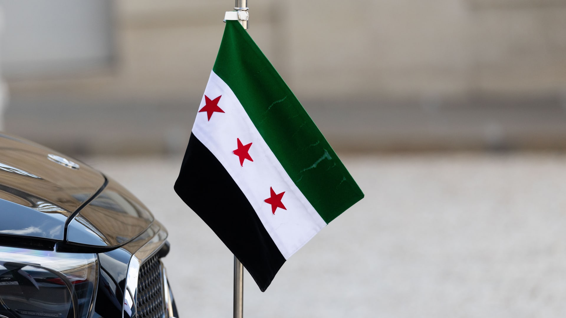 ملياردير سوري ومزاعم عقود بـ"12 مليار دولار" لإعادة الإعمار تتوسط جدال نائب وسيناتور بأمريكا