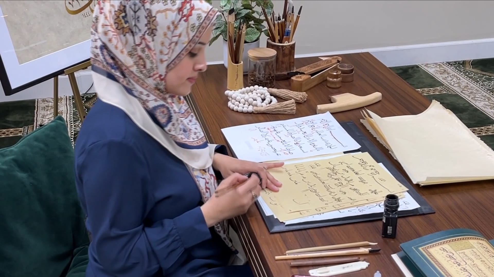 تعرّفوا إلى سحر.. الخطاطة التي وقعت في حب فنّ الخط العربي التقليدي