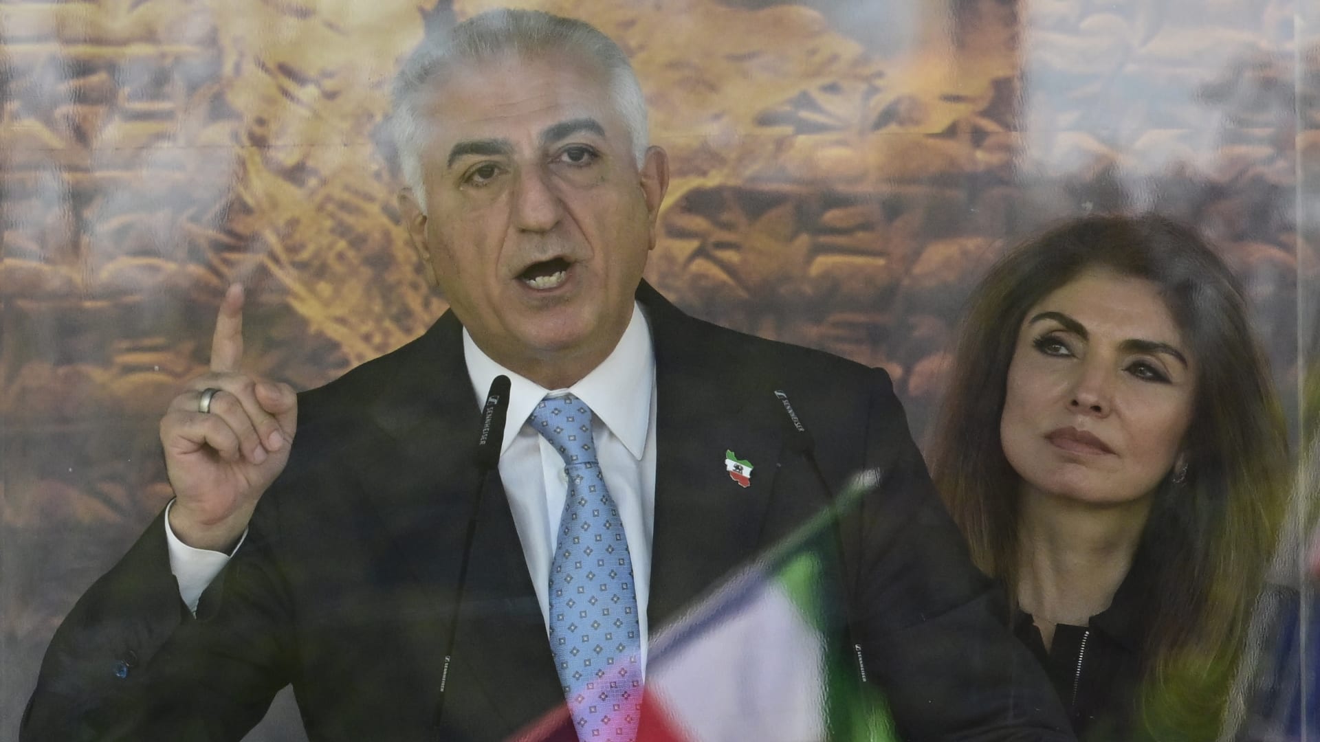 ولي عهد إيران السابق يوجه رسالة بفيديو بعد زيارة ألمانيا عن رأيه بموقف أوروبا